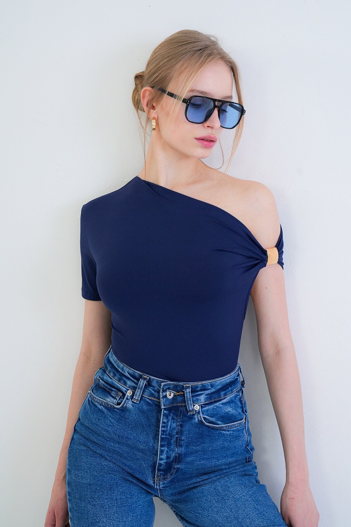 Asimetrik Yaka Drapeli Omuz Aksesuarlı Sandy Bluz