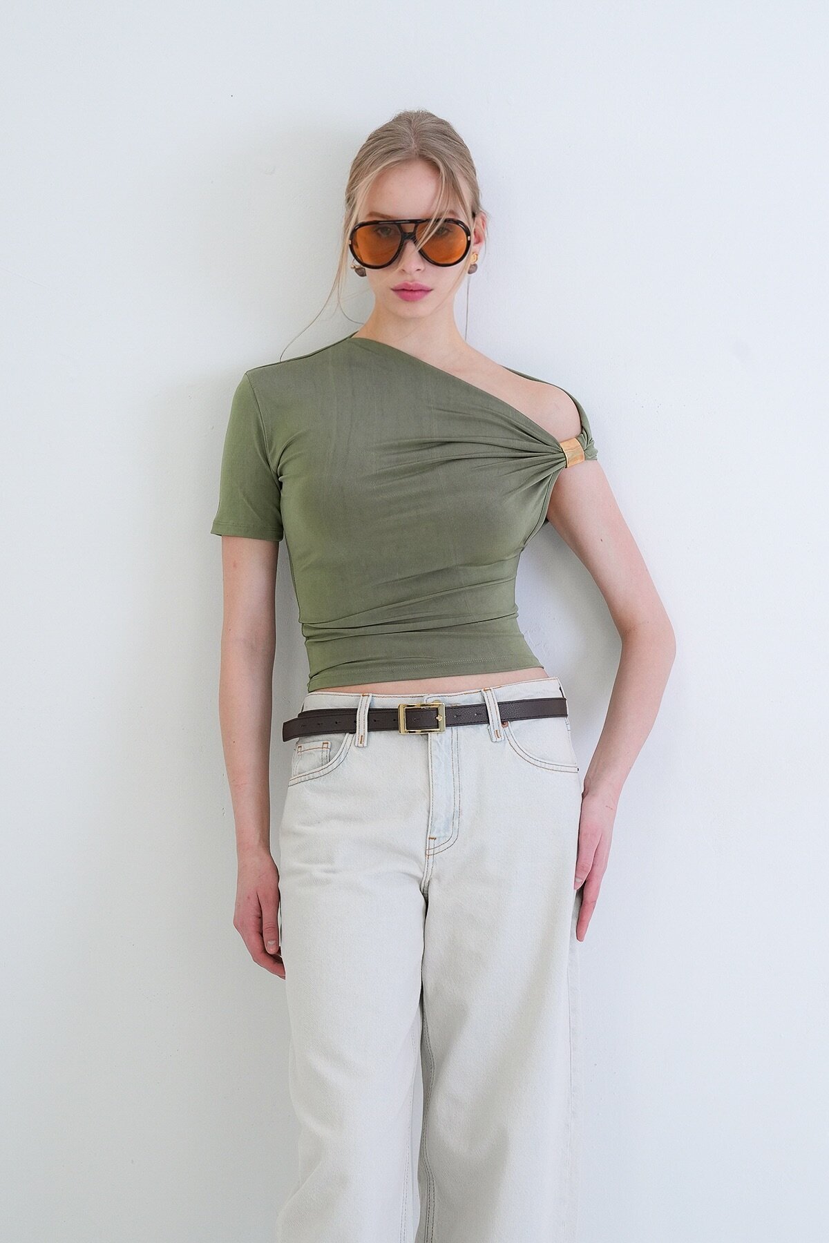 Asimetrik Yaka Drapeli Omuz Aksesuarlı Sandy Bluz