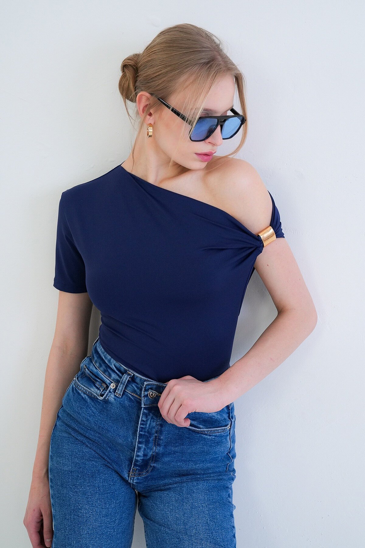 Asimetrik Yaka Drapeli Omuz Aksesuarlı Sandy Bluz