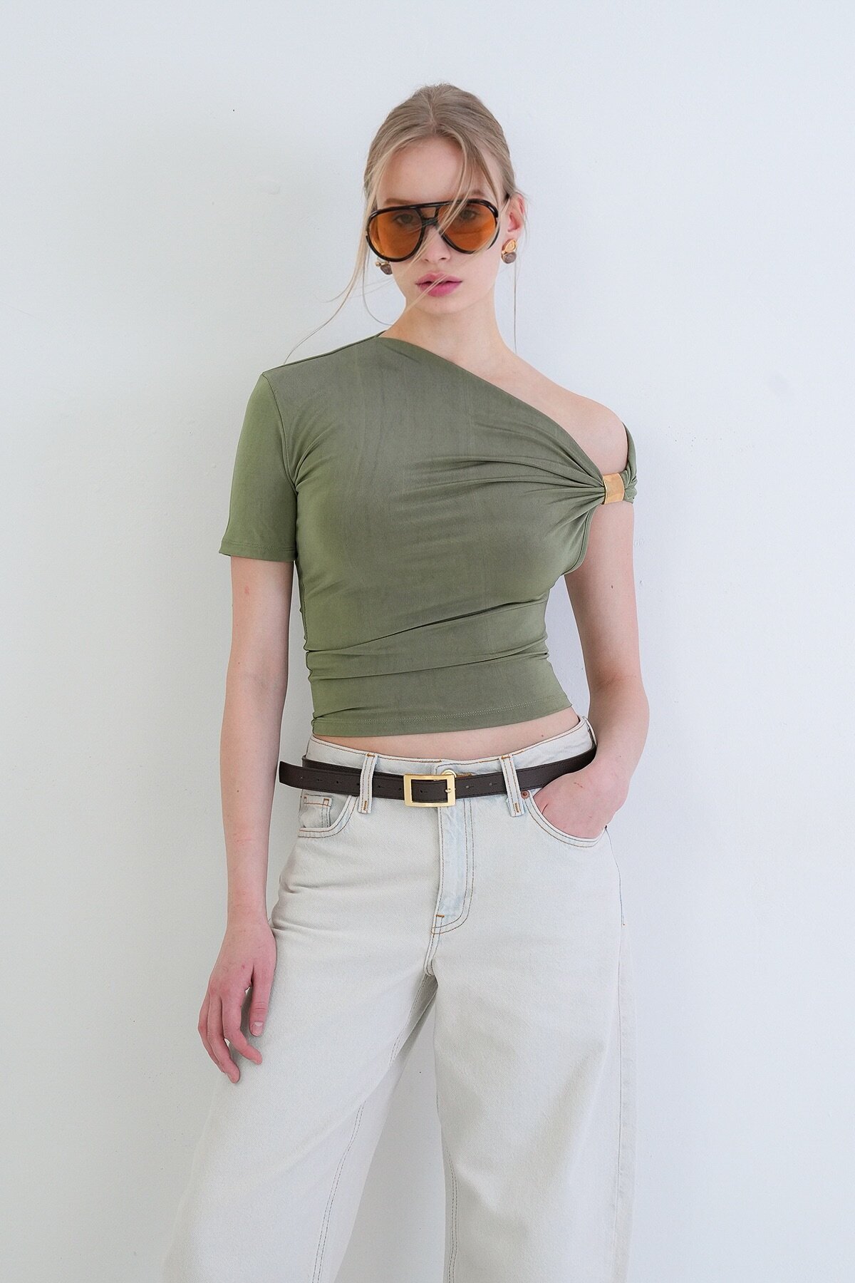 Asimetrik Yaka Drapeli Omuz Aksesuarlı Sandy Bluz