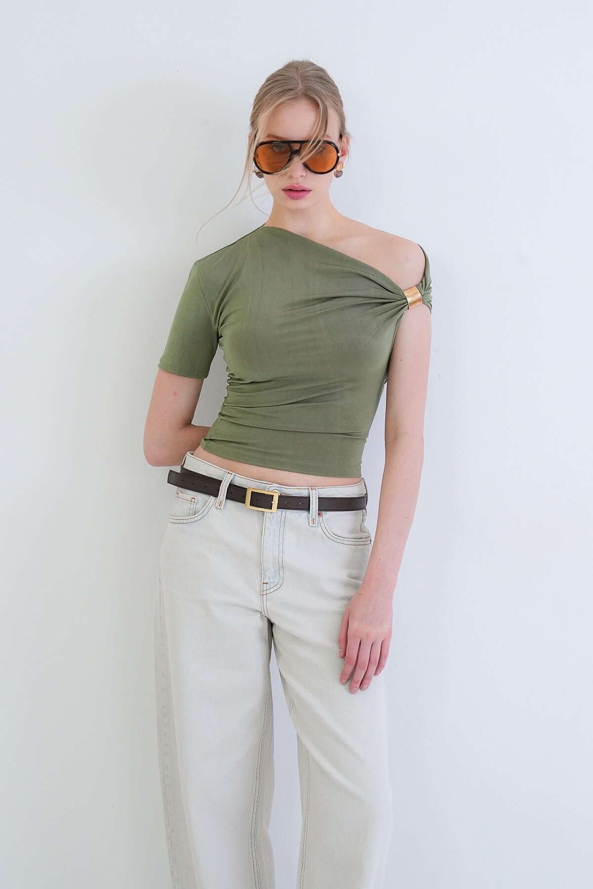 Asimetrik Yaka Drapeli Omuz Aksesuarlı Sandy Bluz