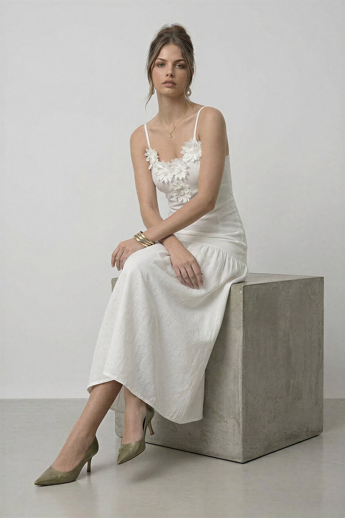 Askılı Çiçek Aplikeli Midi Elbise