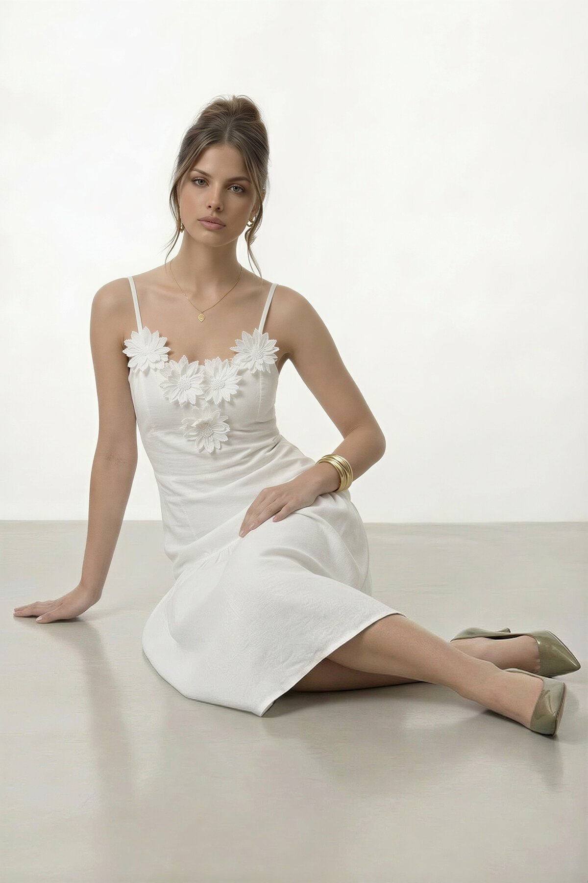 Askılı Çiçek Aplikeli Midi Elbise