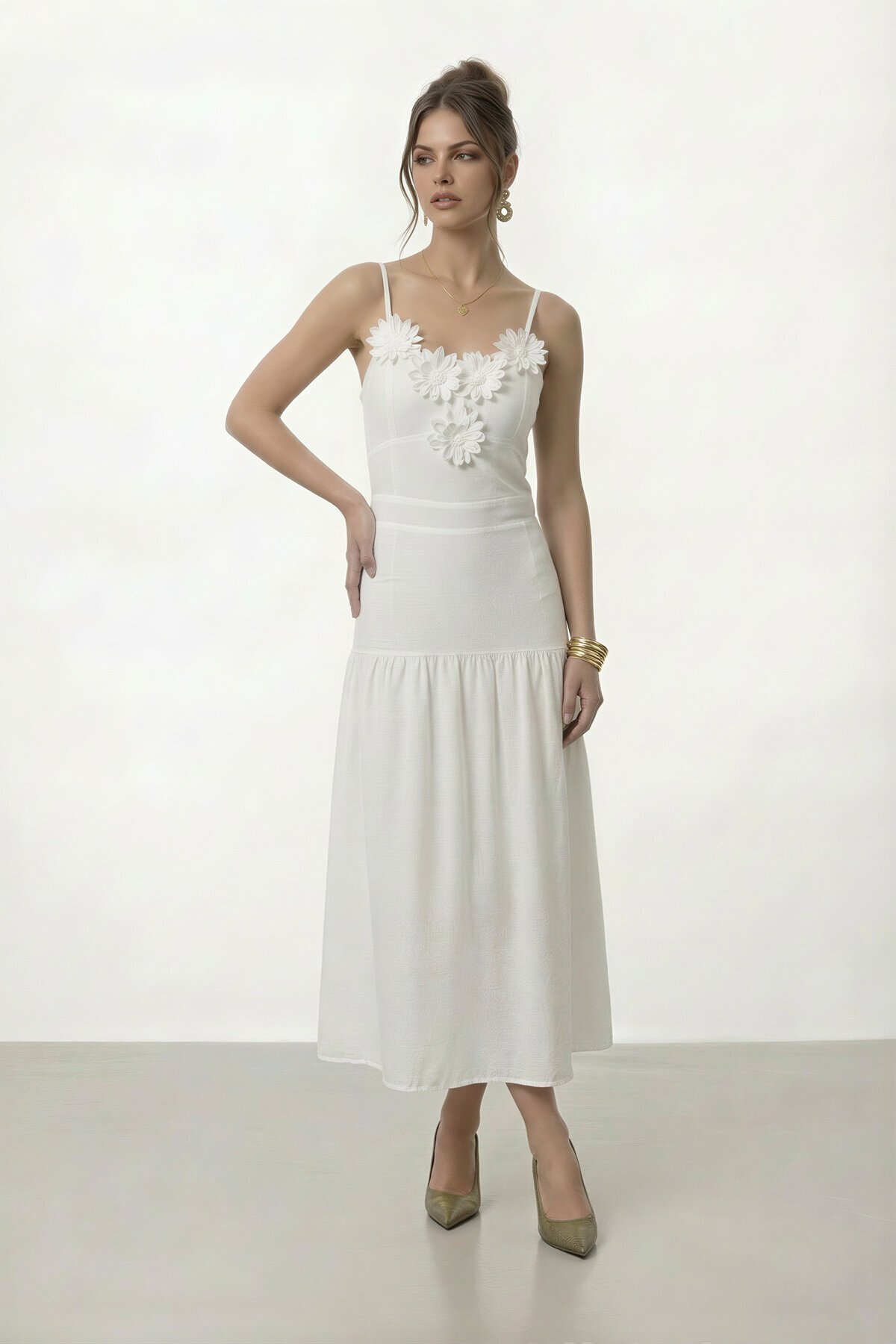 Askılı Çiçek Aplikeli Midi Elbise