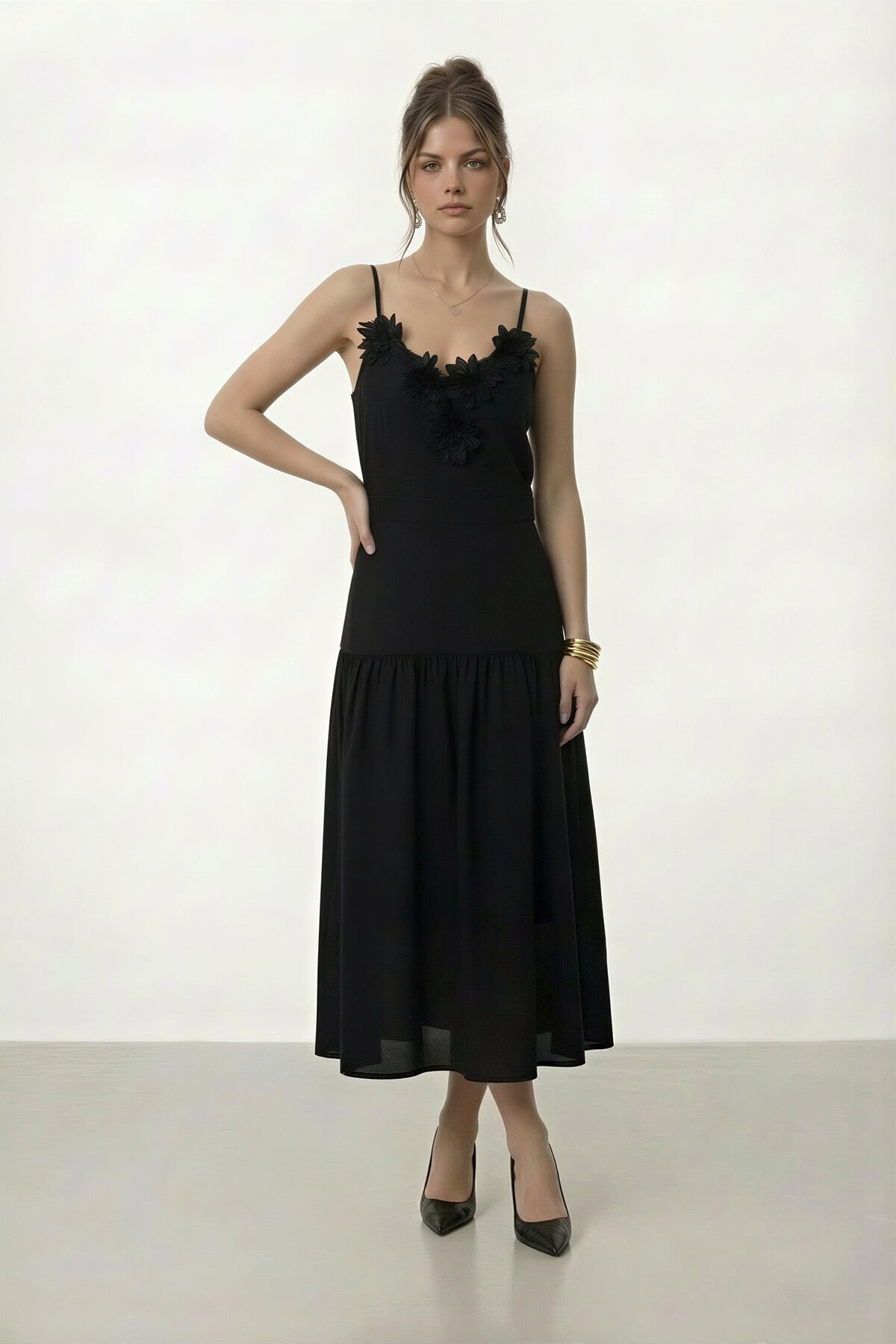 Askılı Çiçek Aplikeli Midi Elbise