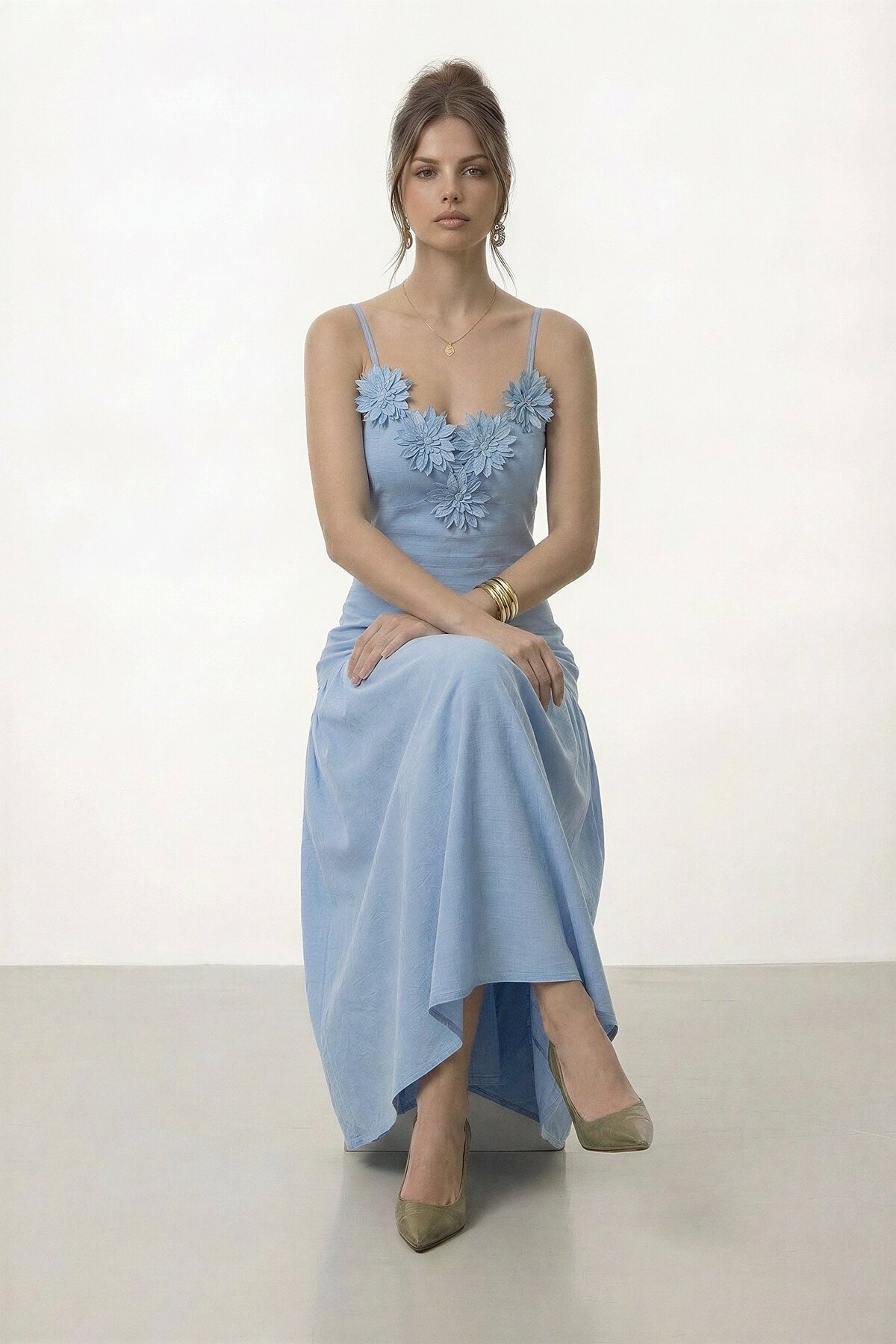 Askılı Çiçek Aplikeli Midi Elbise