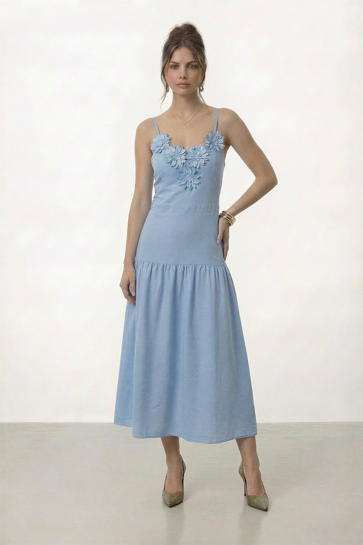 Askılı Çiçek Aplikeli Midi Elbise