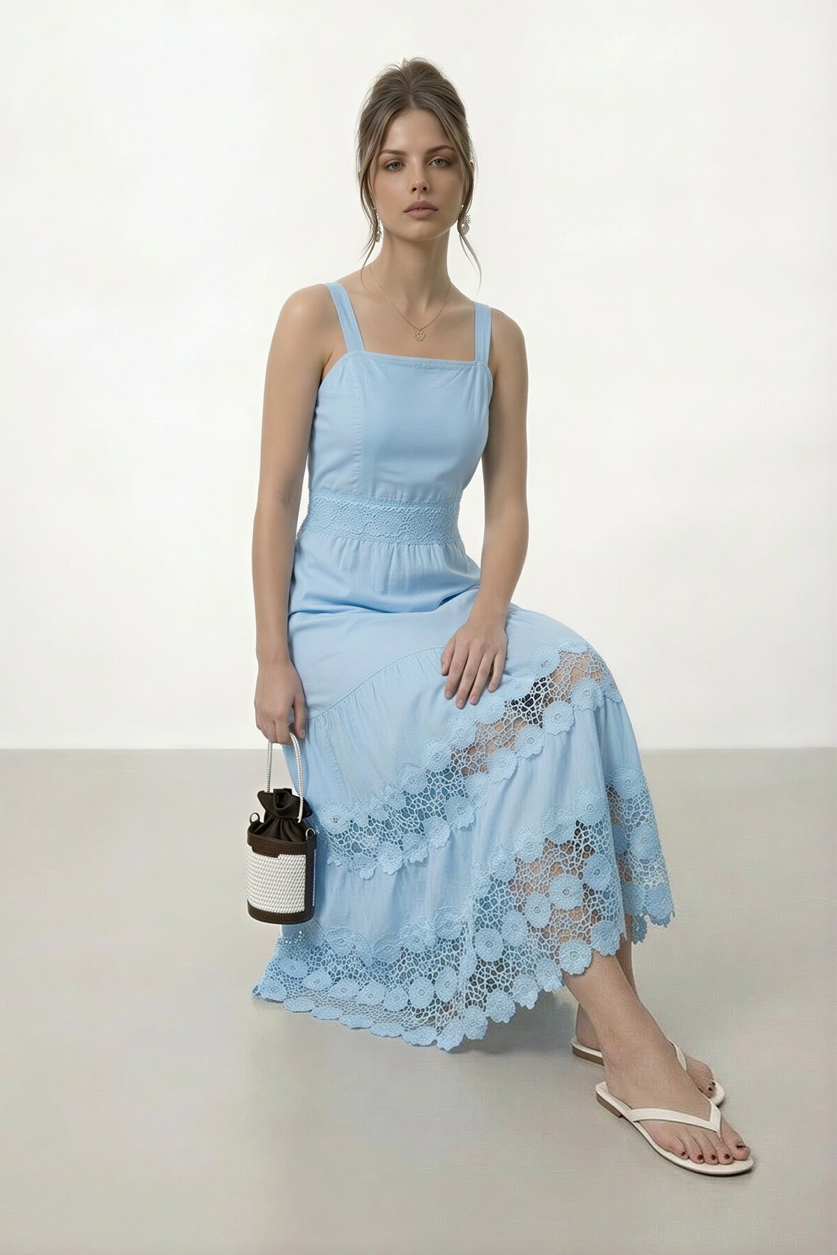 Askılı Kare Yaka Dantel Detaylı Midi Elbise