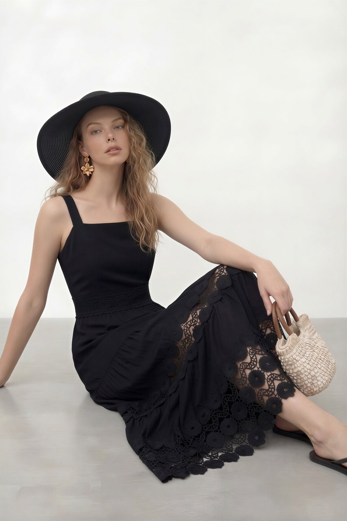 Askılı Kare Yaka Dantel Detaylı Midi Elbise