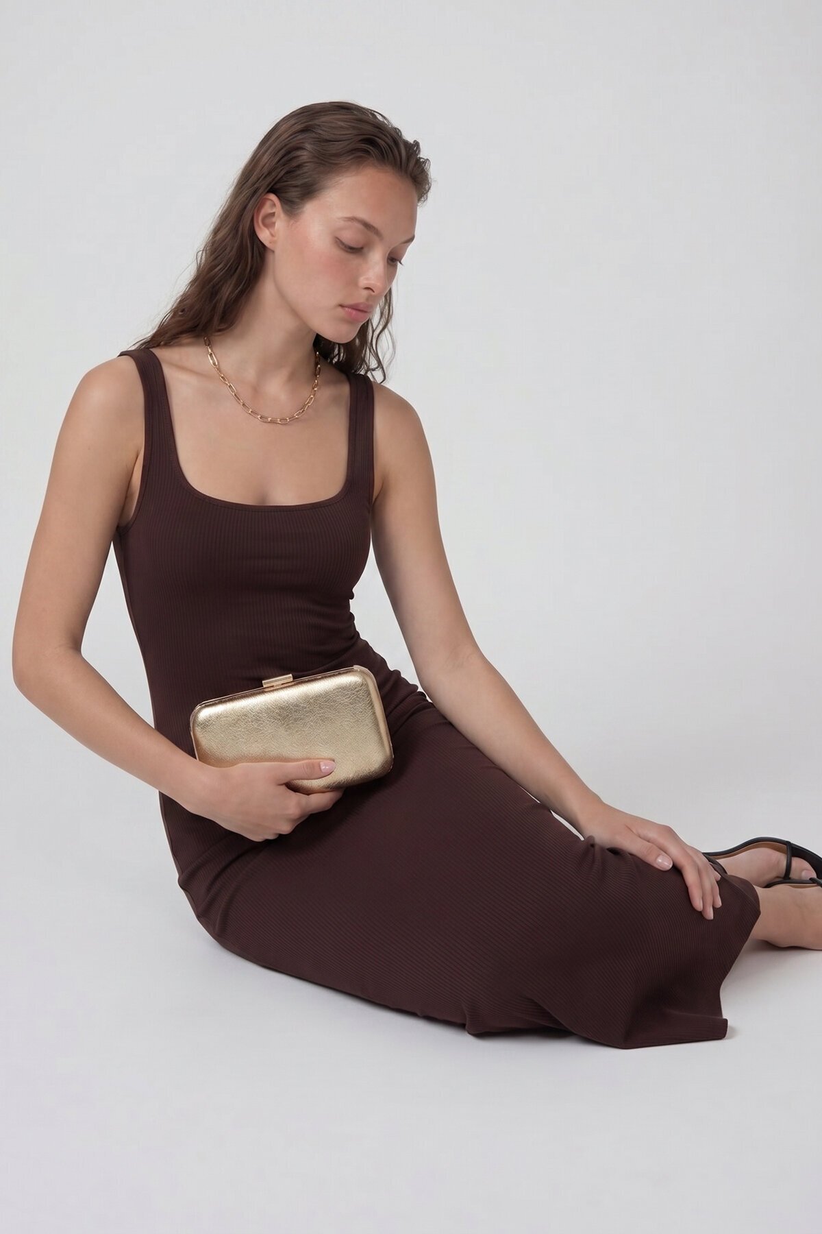 Askılı Kare Yaka Sırt Dekolteli Yırtmaçlı Midi Elbise