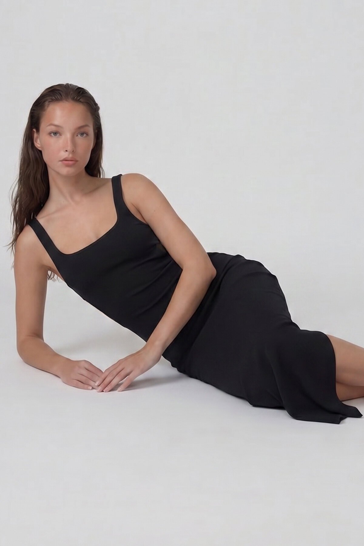 Askılı Kare Yaka Sırt Dekolteli Yırtmaçlı Midi Elbise