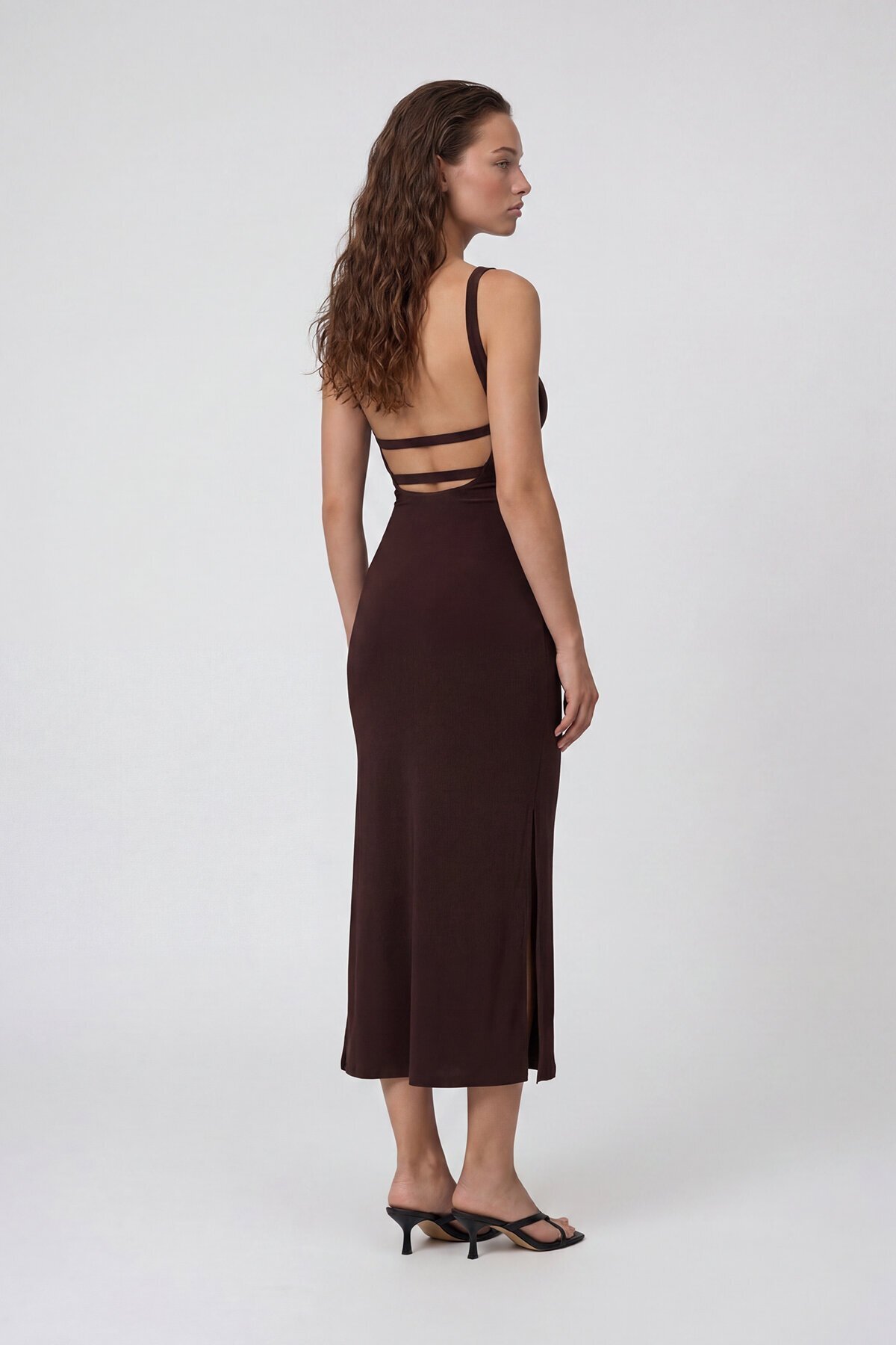 Askılı Kare Yaka Sırt Dekolteli Yırtmaçlı Midi Elbise