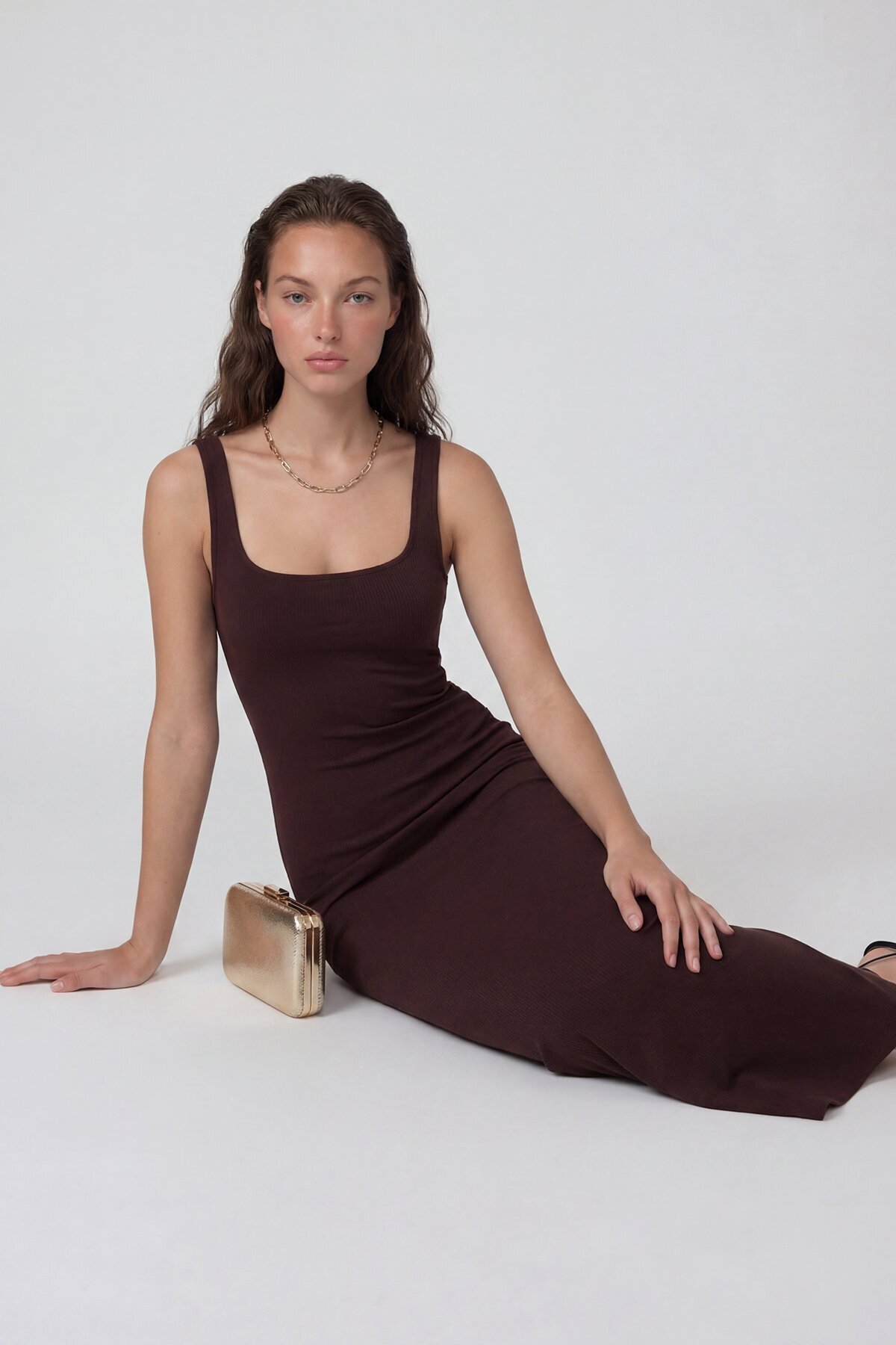 Askılı Kare Yaka Sırt Dekolteli Yırtmaçlı Midi Elbise