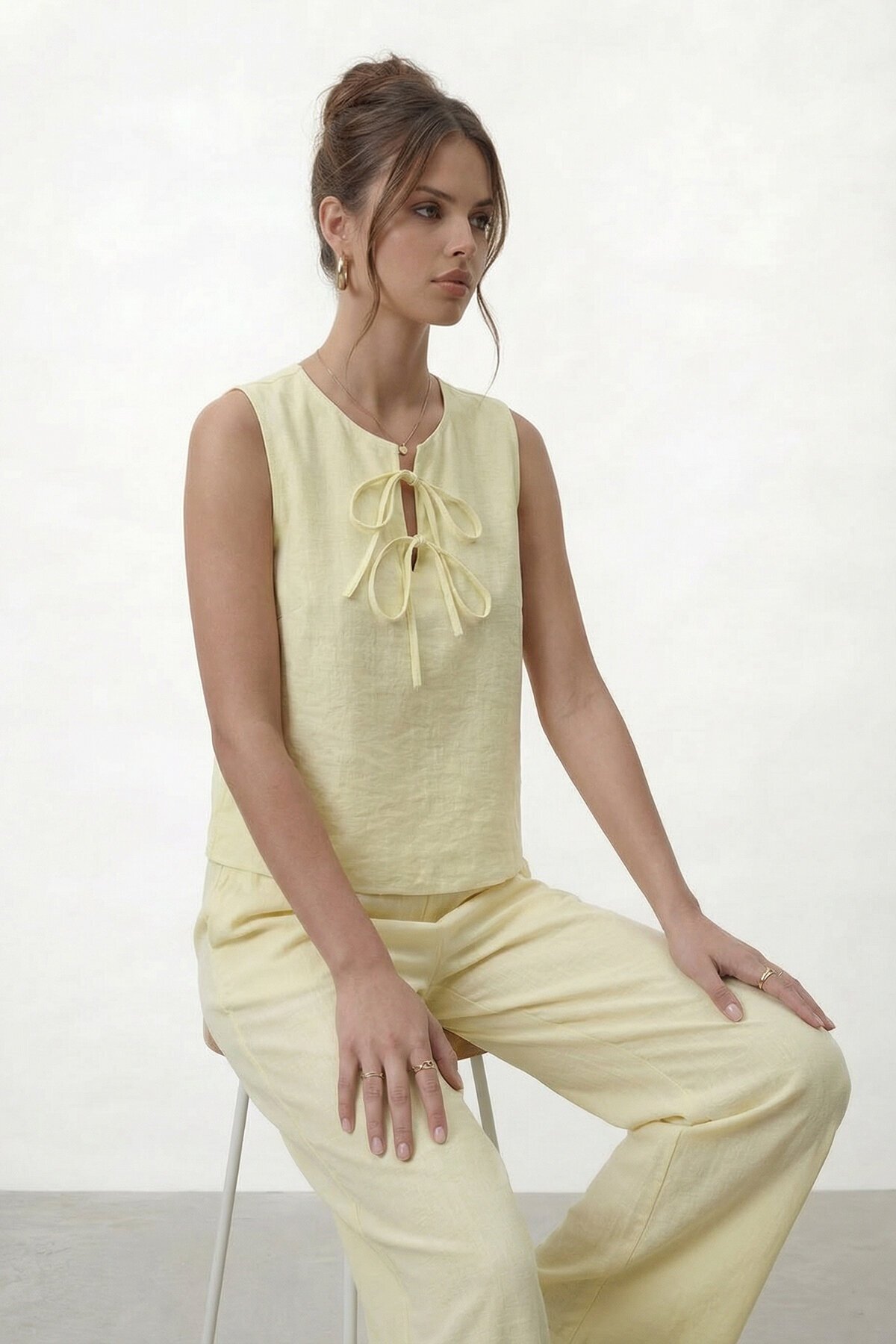 Bağlama Detaylı Kolsuz Bluz Ve Bol Paça Pantolon Takım