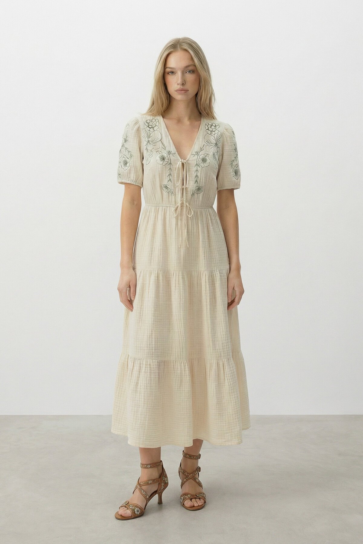 Bej Nakışlı Bağlama Detaylı Midi Boy Müslin Elbise