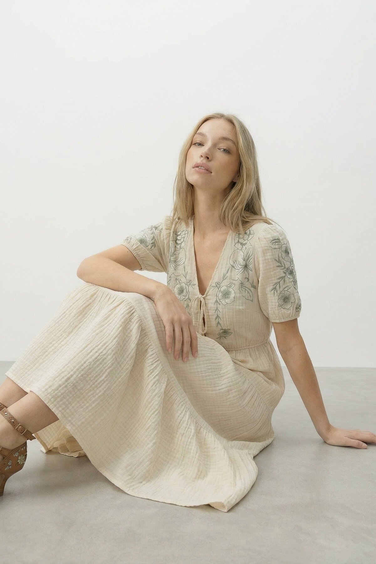 Bej Nakışlı Bağlama Detaylı Midi Boy Müslin Elbise