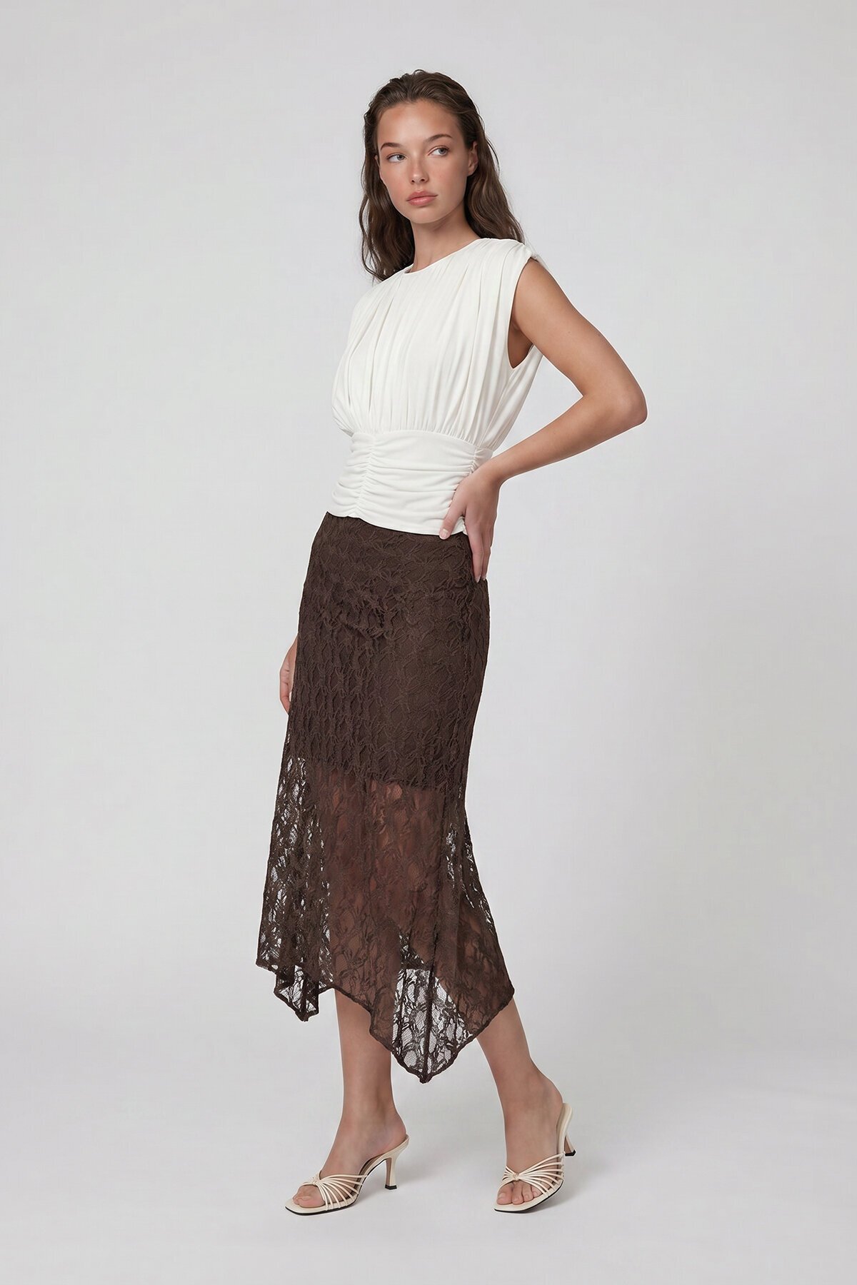 Beli Lastikli İçi Astarlı Asimetrik Kesim Dantel Etek