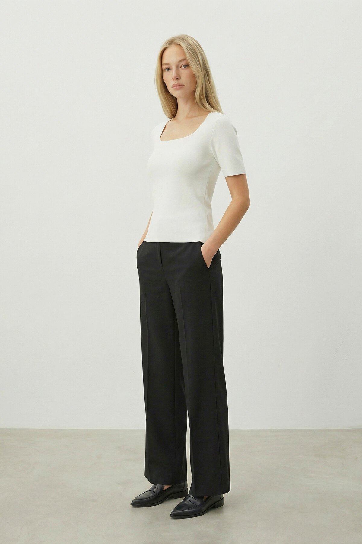 Beyaz Kare Yaka Kısa Kollu Mevsimlik Triko Bluz