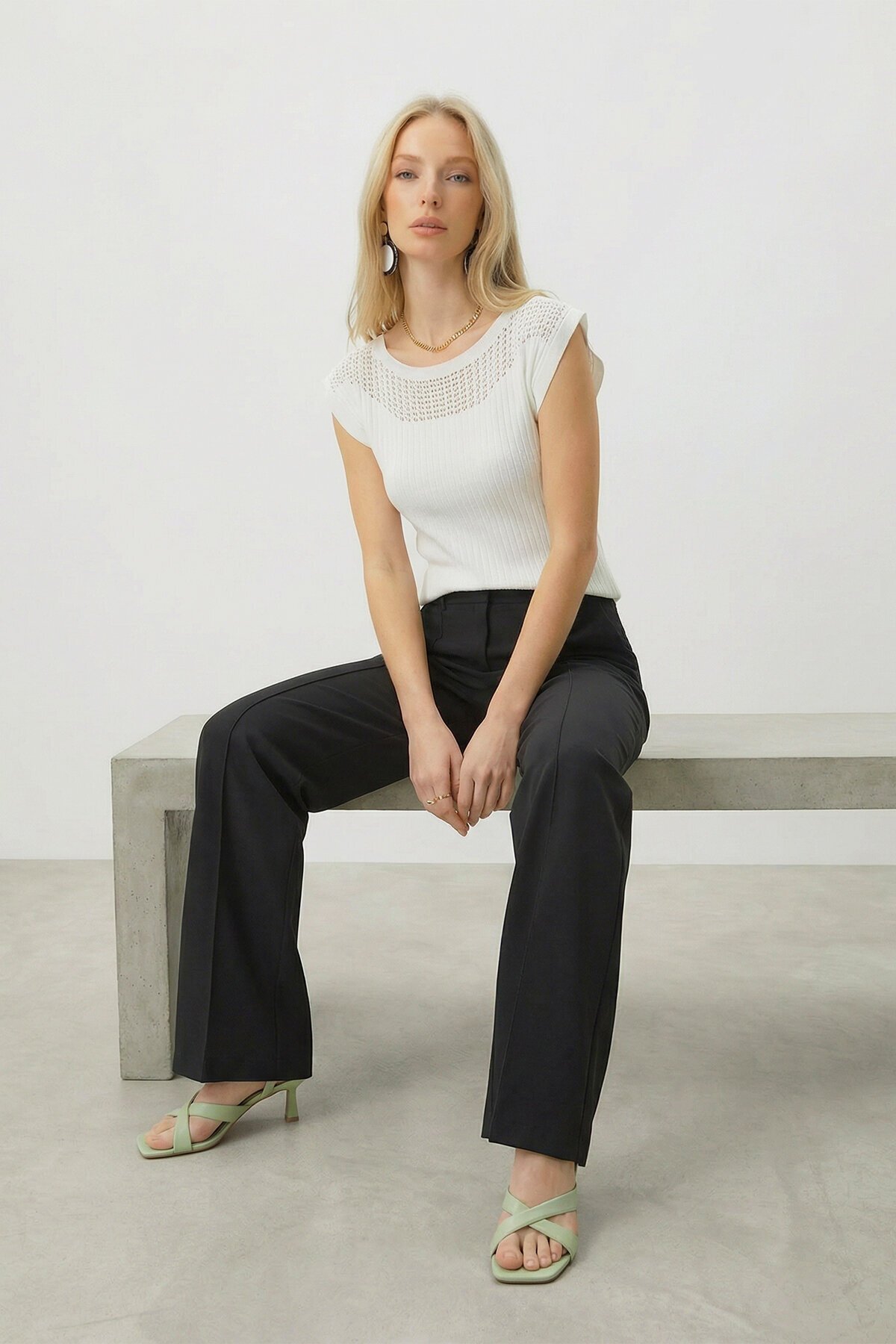 Beyaz Kayık Yaka Omuzları Delik Ajurlu Kolsuz Triko Bluz