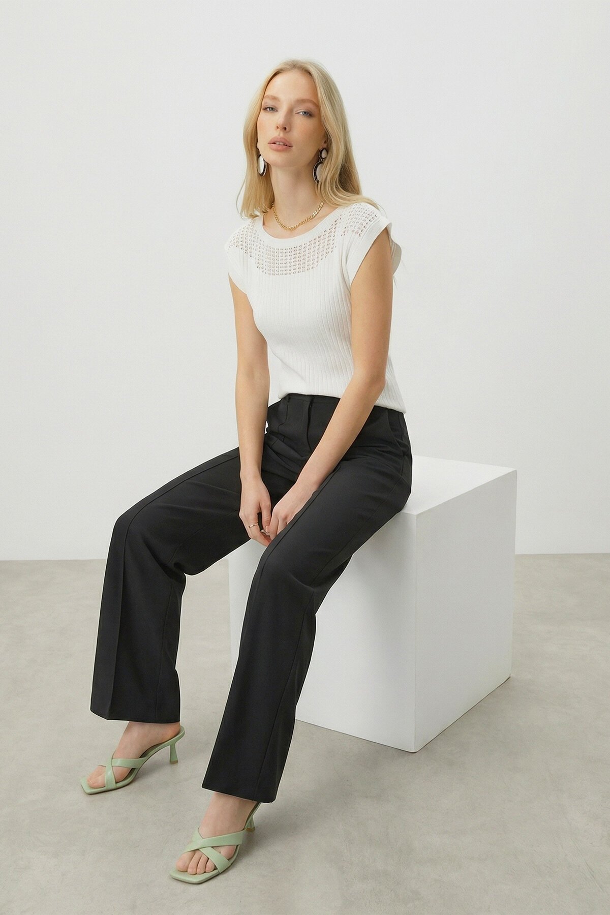 Beyaz Kayık Yaka Omuzları Delik Ajurlu Kolsuz Triko Bluz