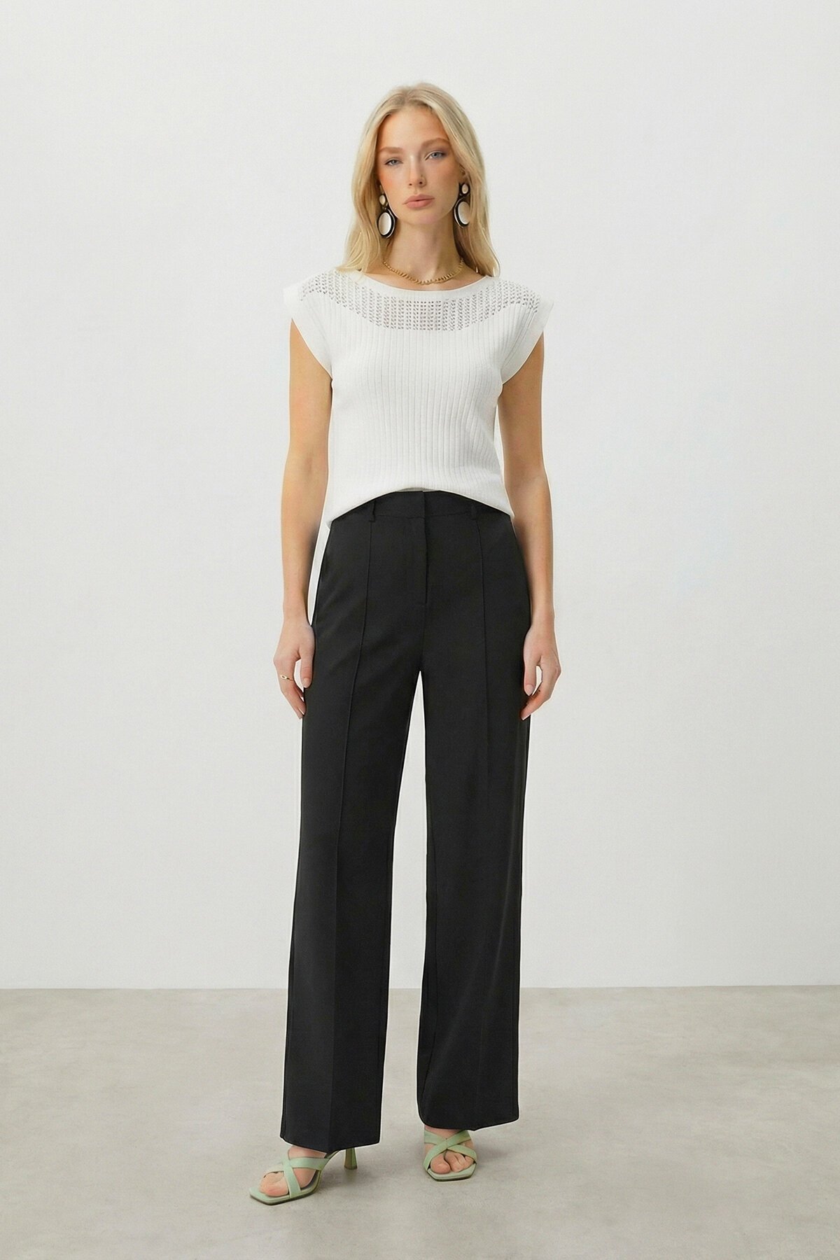 Beyaz Kayık Yaka Omuzları Delik Ajurlu Kolsuz Triko Bluz