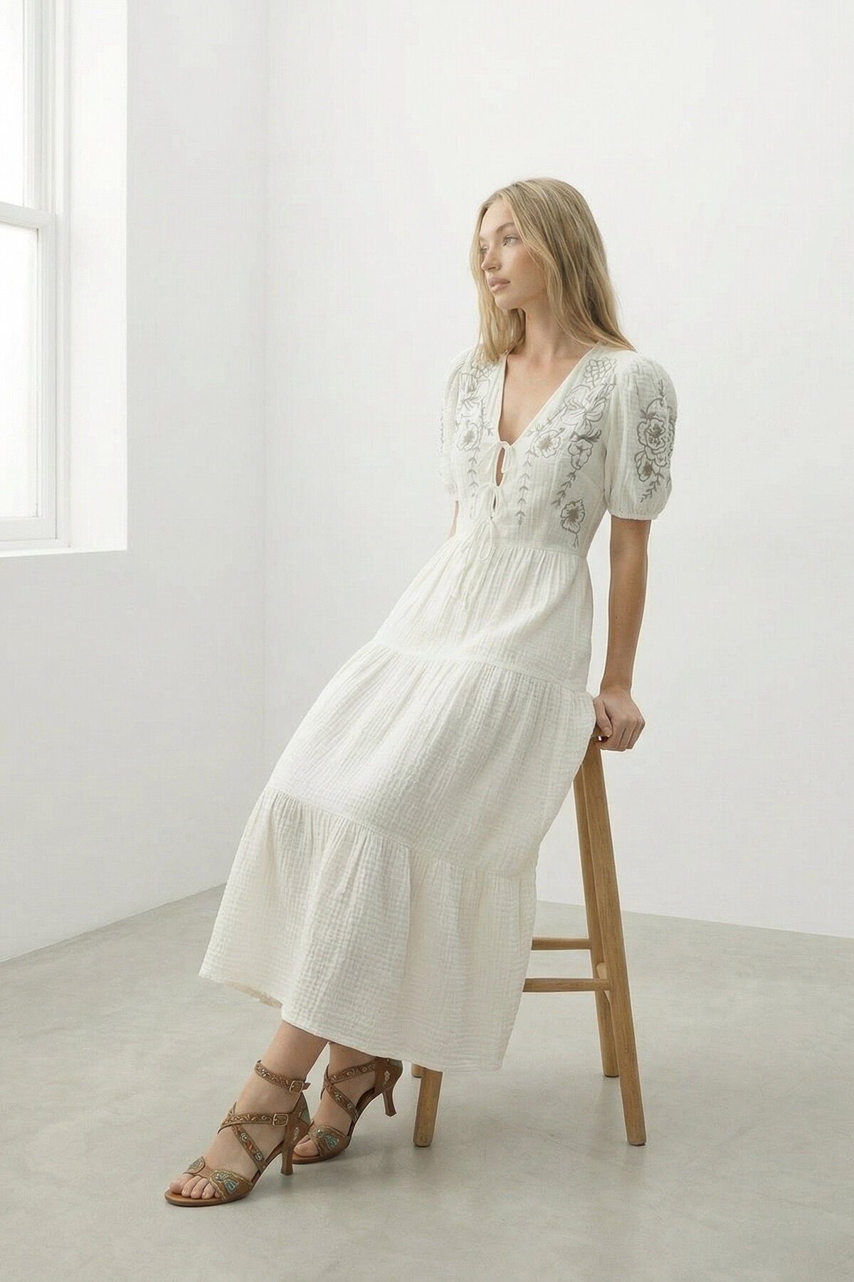 Beyaz Nakışlı Bağlama Detaylı Midi Boy Müslin Elbise