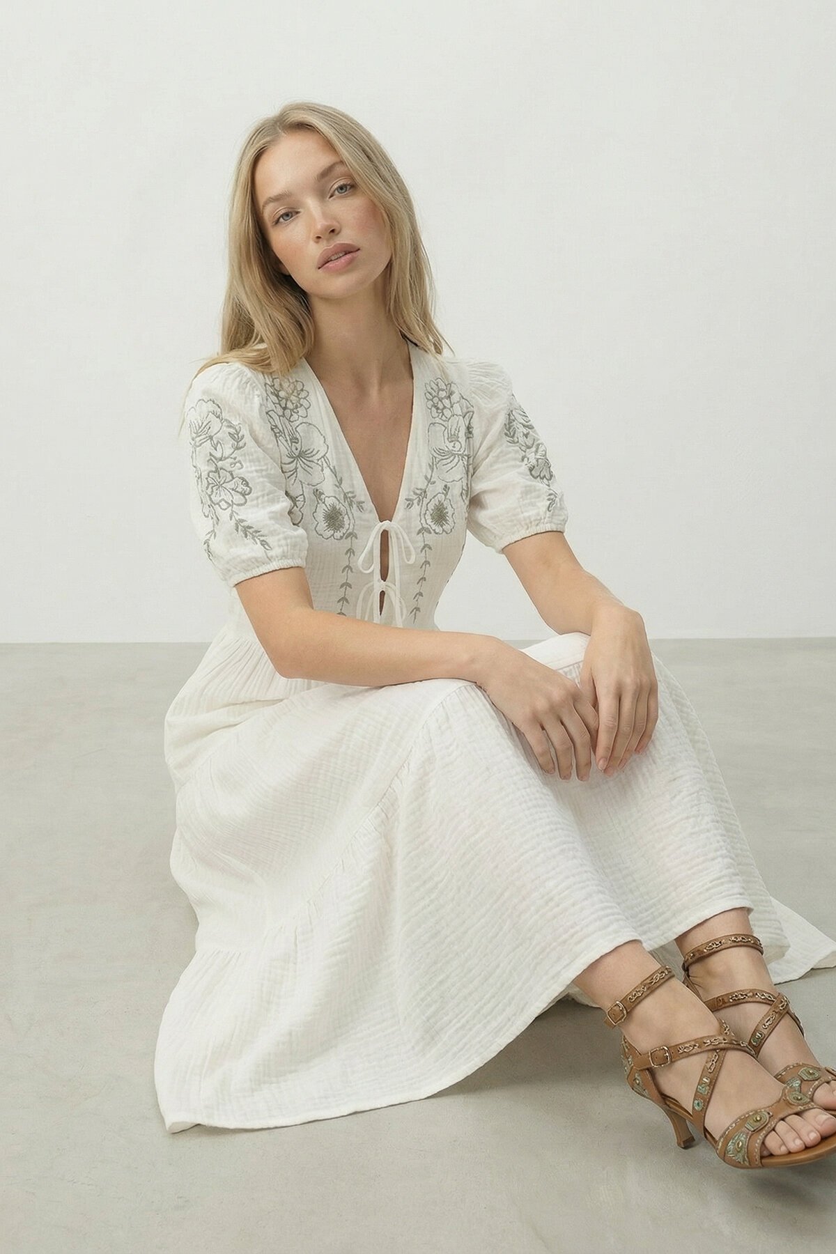 Beyaz Nakışlı Bağlama Detaylı Midi Boy Müslin Elbise