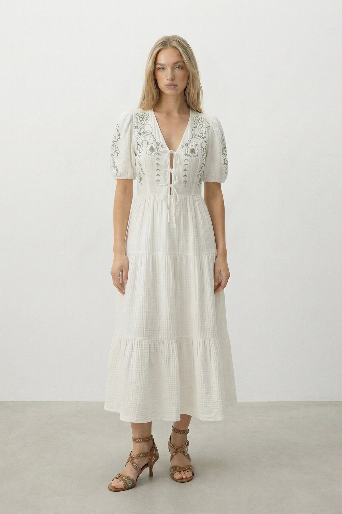 Beyaz Nakışlı Bağlama Detaylı Midi Boy Müslin Elbise