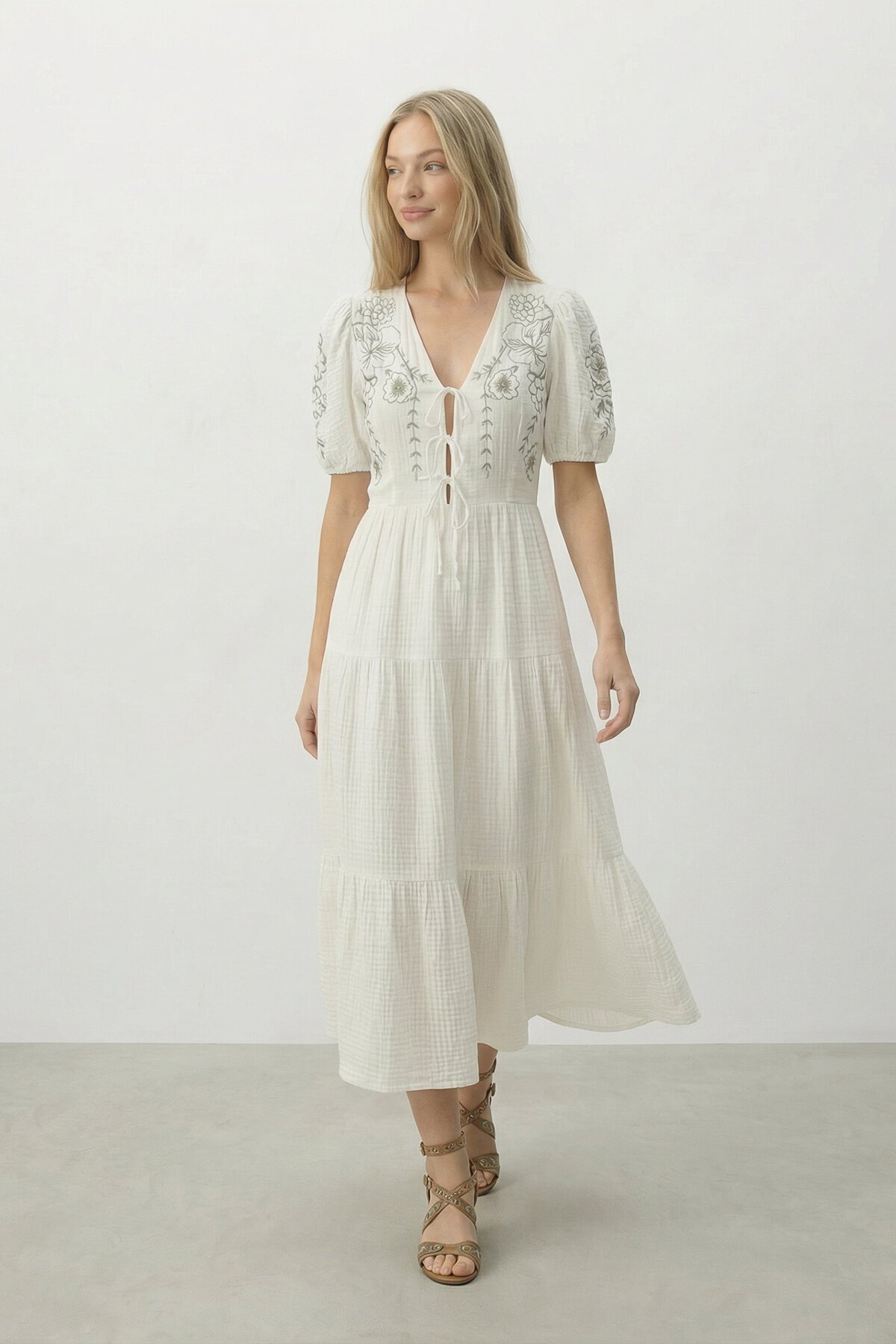 Beyaz Nakışlı Bağlama Detaylı Midi Boy Müslin Elbise
