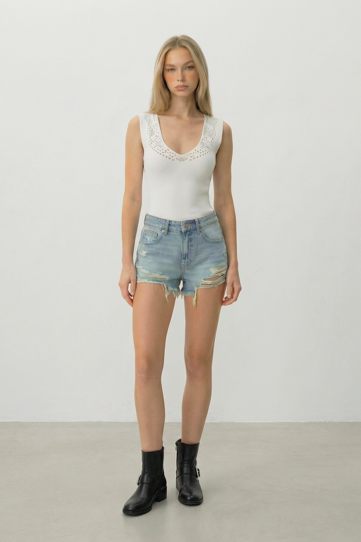 Beyaz Ön Arka V Yaka Ajurlu Yazlık Triko Bluz