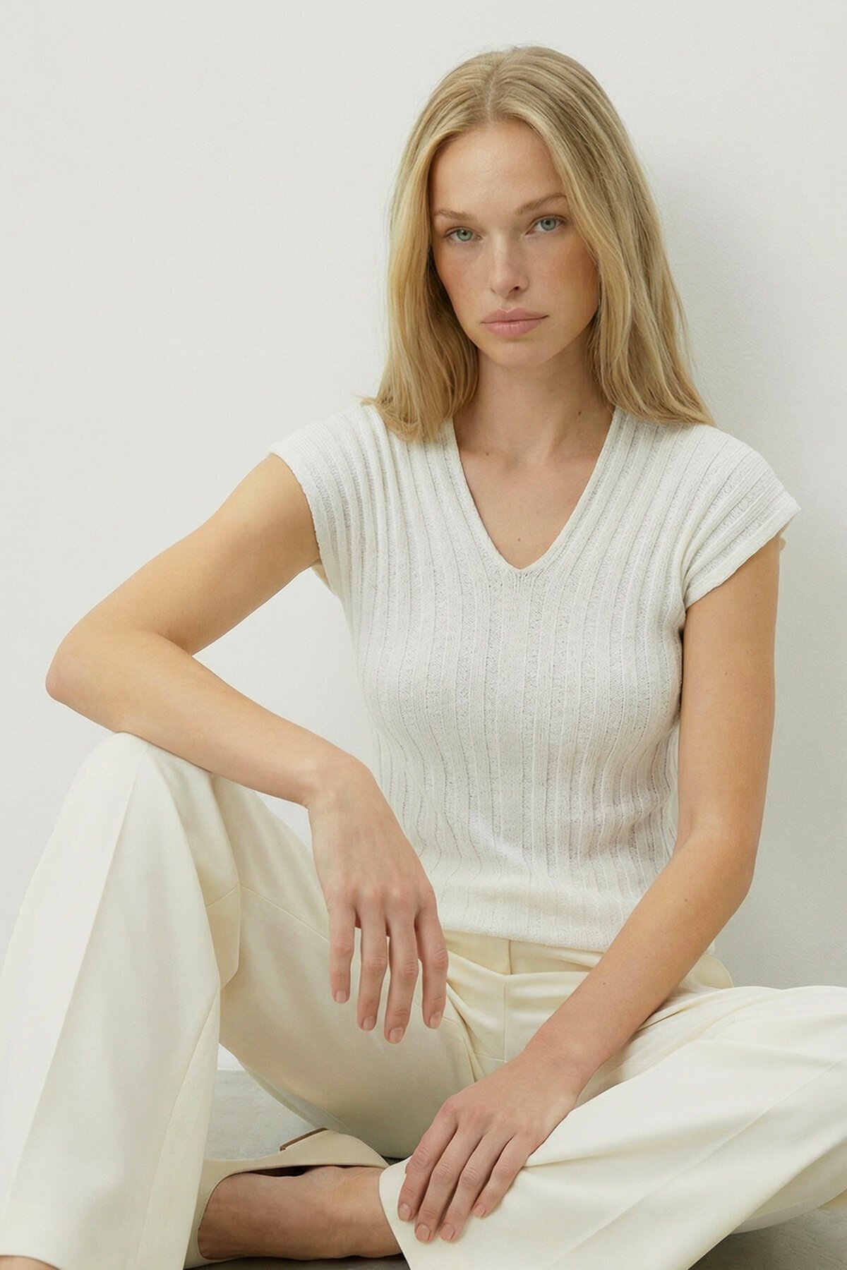 Beyaz Ön Arka V Yaka Ajurlu Yazlık Triko Bluz