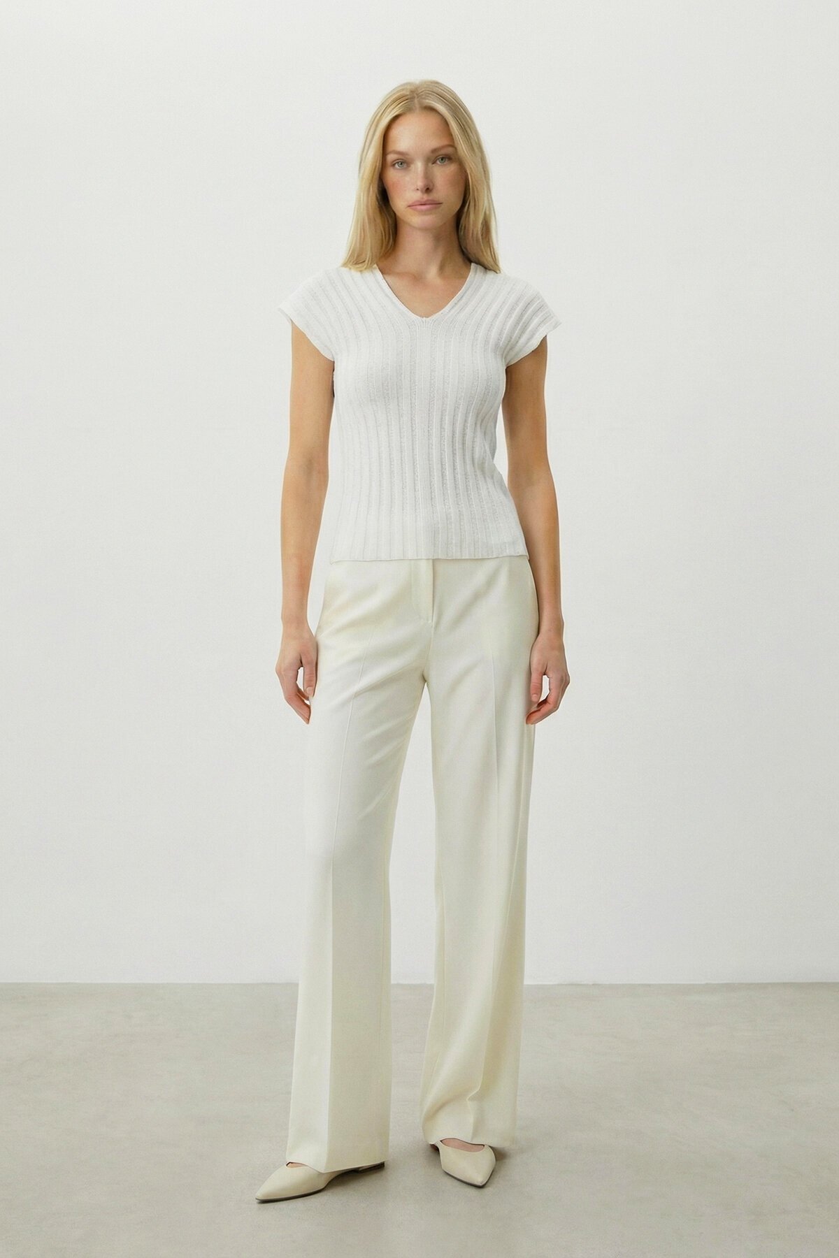 Beyaz Ön Arka V Yaka Ajurlu Yazlık Triko Bluz