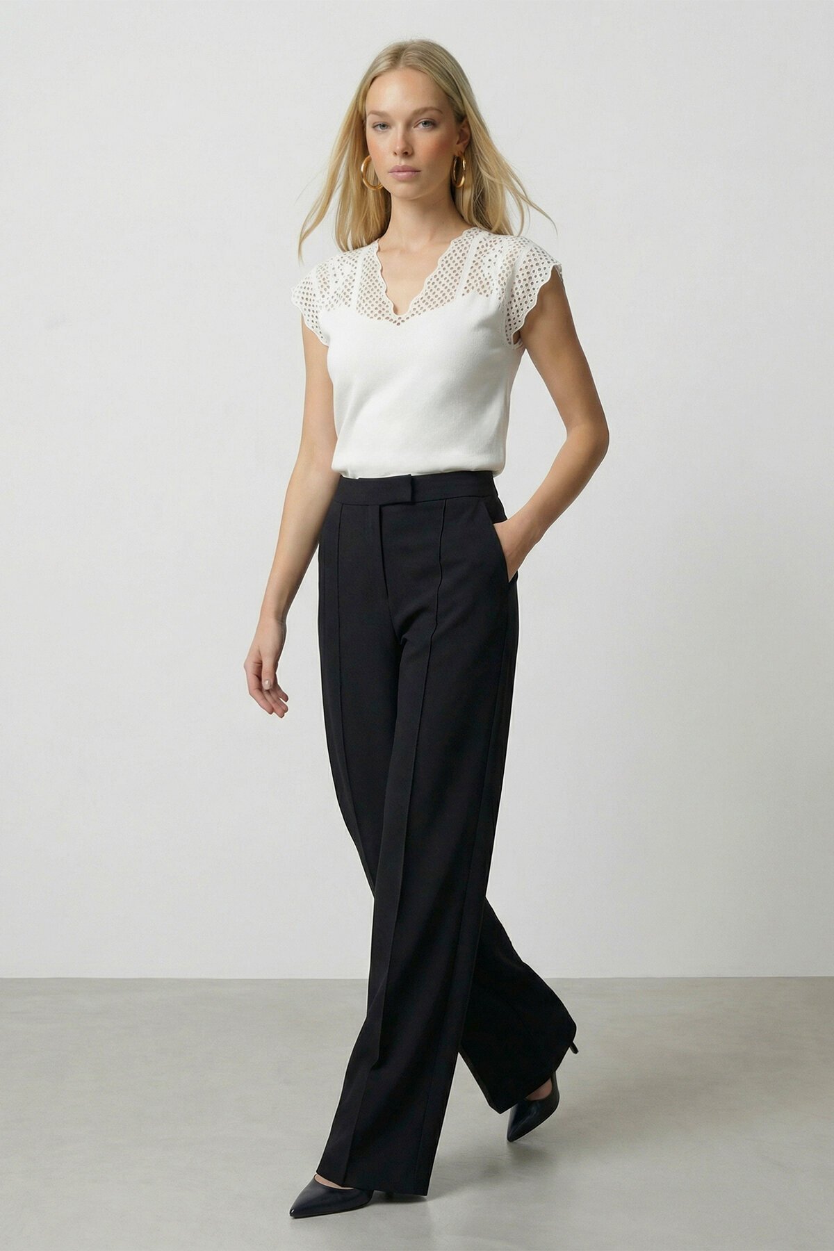 Beyaz V Yaka Delik Ajurlu Mevsimlik Triko Bluz