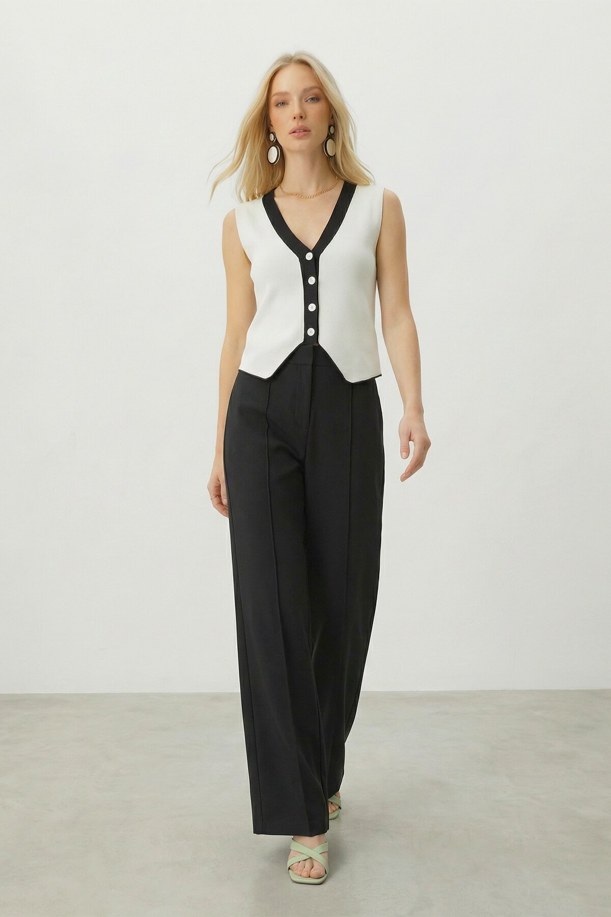 Beyaz V Yaka Renk Bloklu Triko Yelek