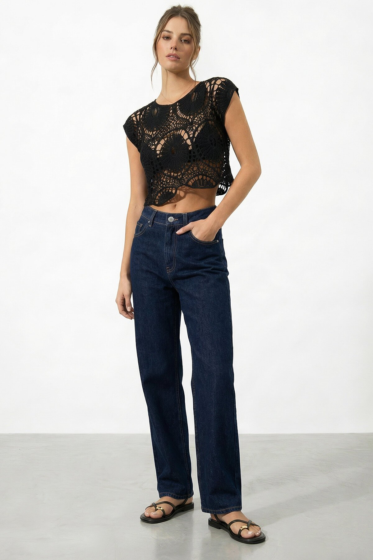 Bisiklet Yaka Ajur Desenli Kısa Kol Transparan Bluz