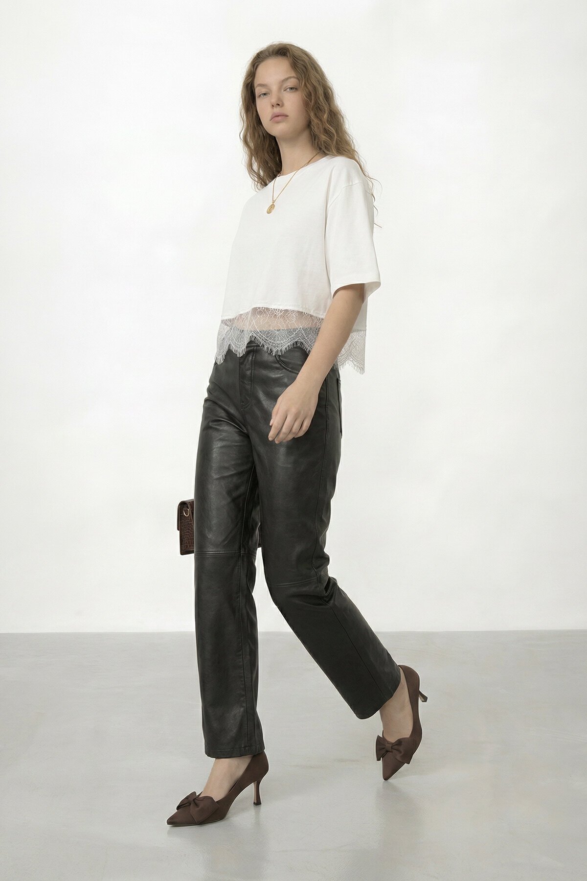 Bisiklet Yaka Dantel Detaylı Crop T-Shirt