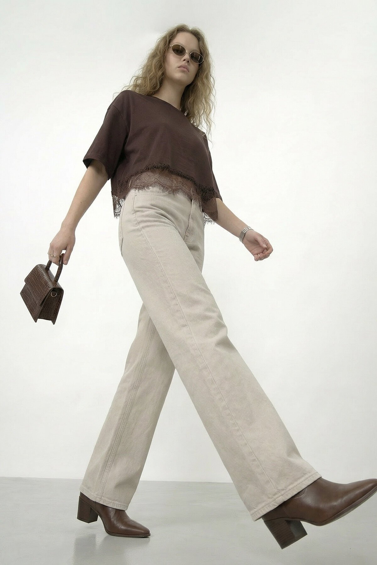 Bisiklet Yaka Dantel Detaylı Crop T-Shirt