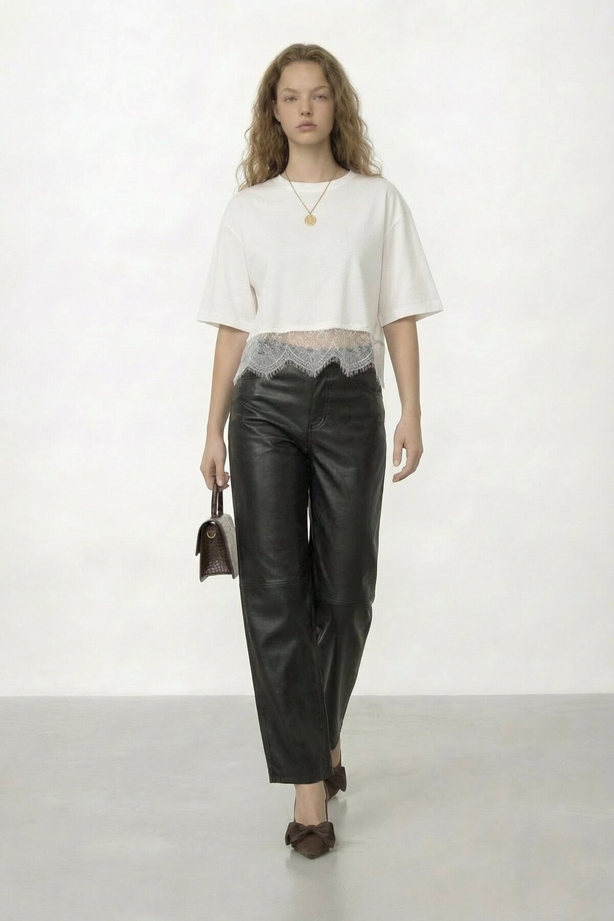 Bisiklet Yaka Dantel Detaylı Crop T-Shirt