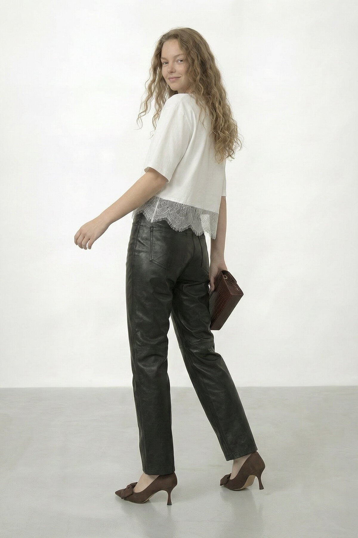 Bisiklet Yaka Dantel Detaylı Crop T-Shirt