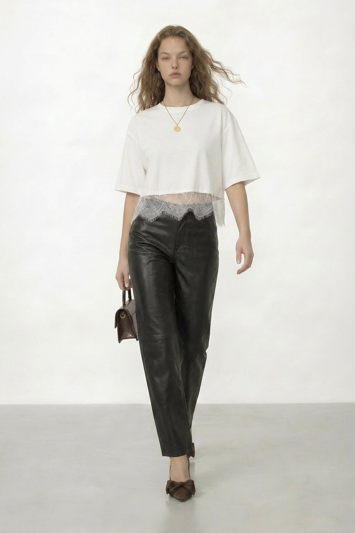 Bisiklet Yaka Dantel Detaylı Crop T-Shirt