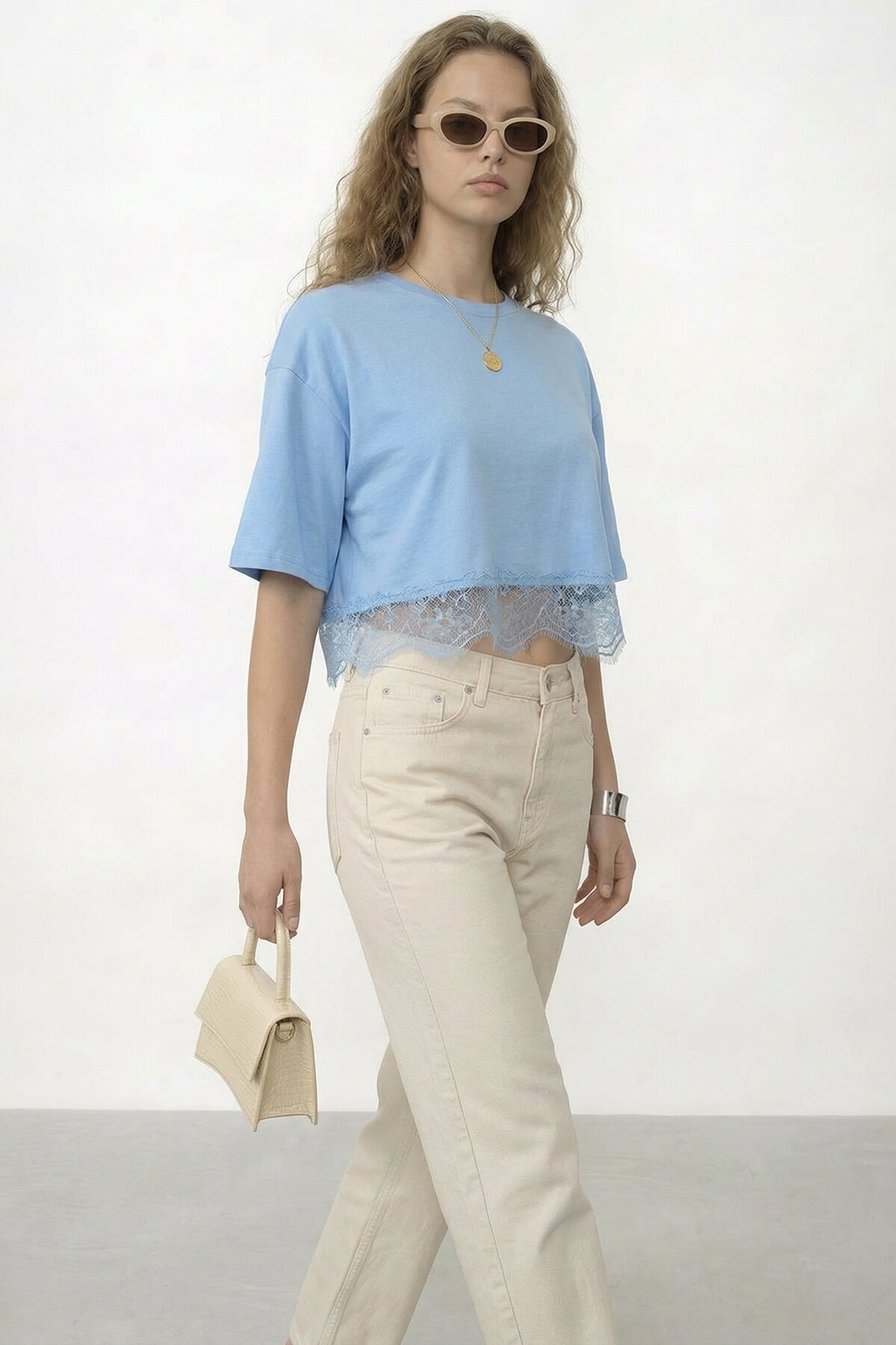 Bisiklet Yaka Dantel Detaylı Crop T-Shirt