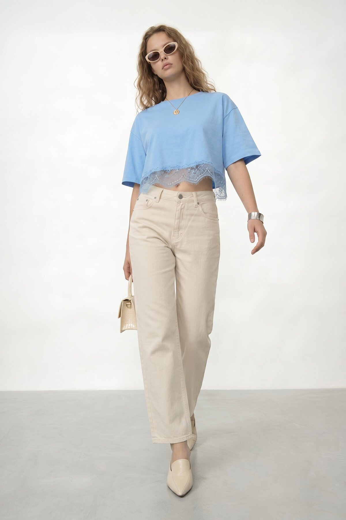 Bisiklet Yaka Dantel Detaylı Crop T-Shirt