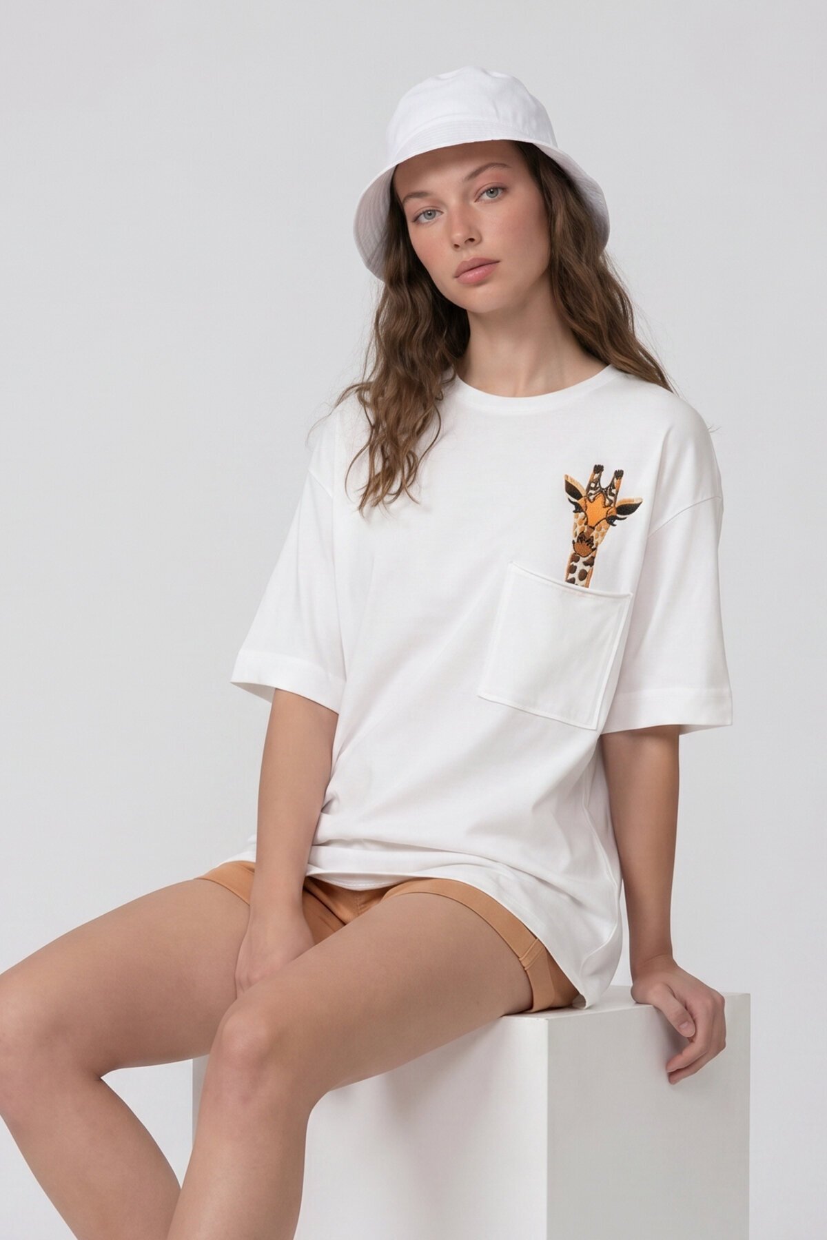 Bisiklet Yaka Tek Cepli Zürafa Nakış İşlemeli Duble Kol Lazer Kesim Oversize T-Shirt