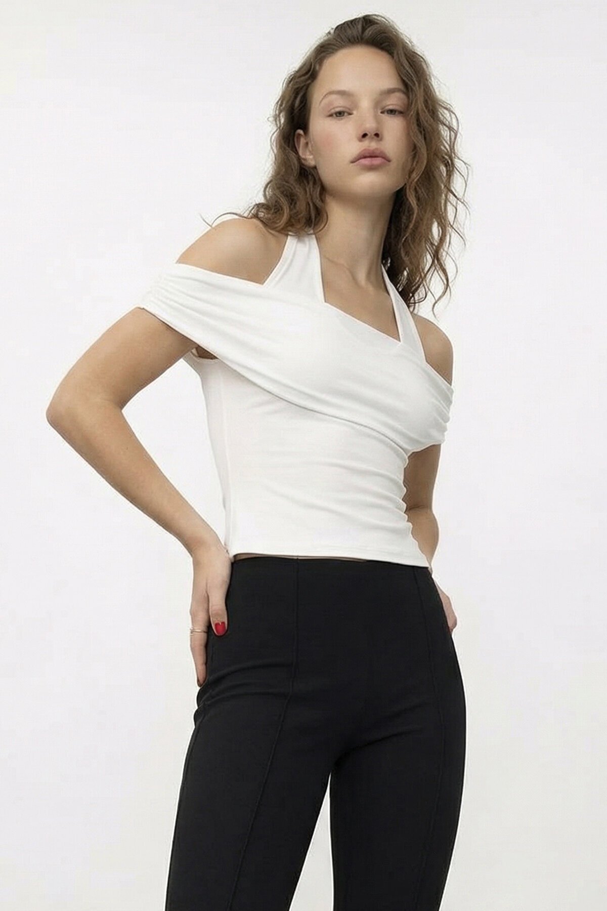 Boyundan Askılı Drapeli Dar Kalıp Bluz