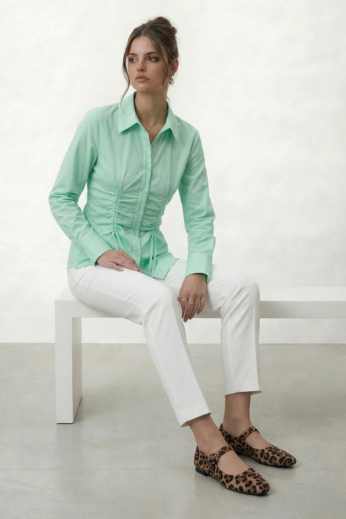 Büzgü Detaylı Ön Bağlamalı Gömlek