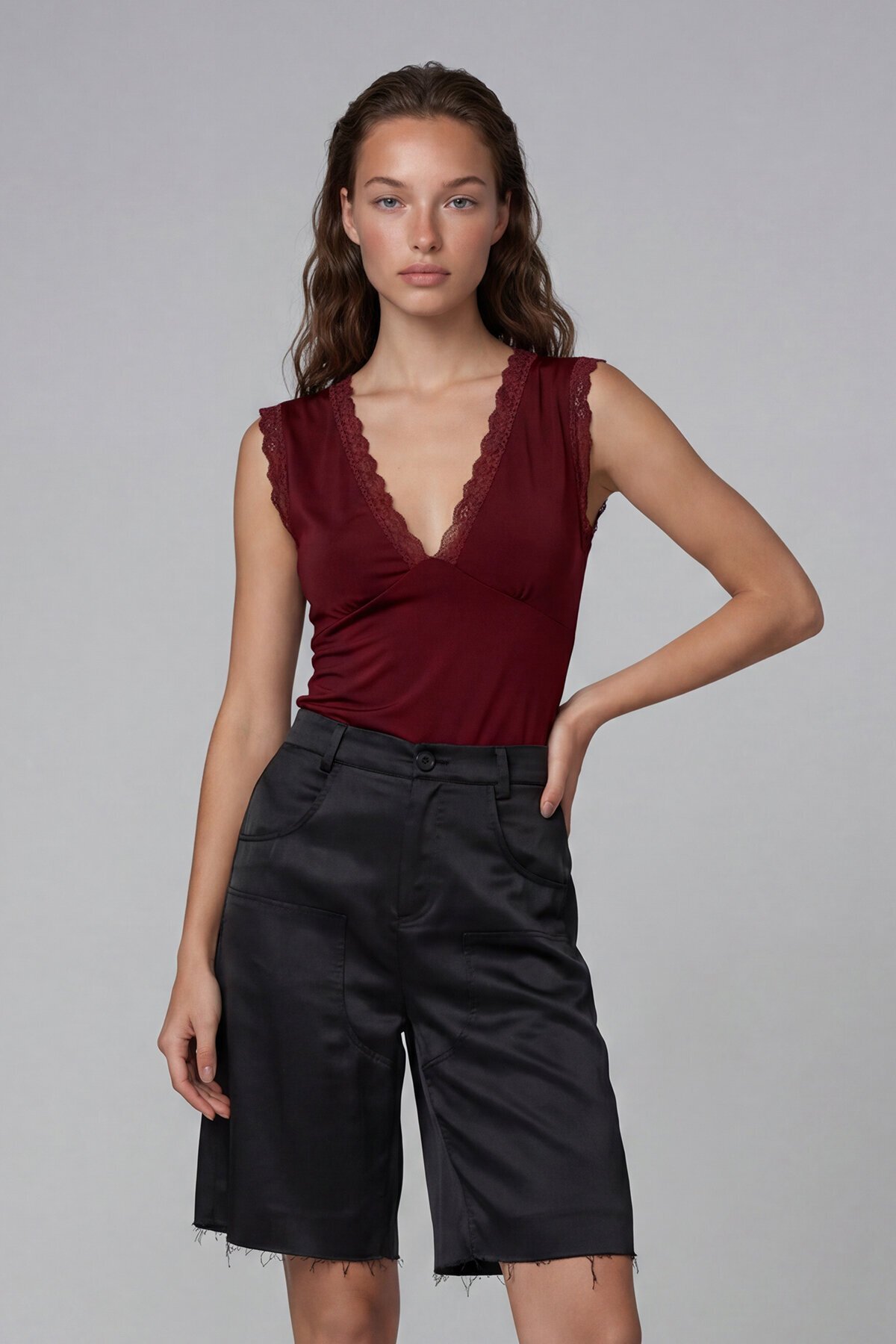 Derin V Yaka Dantel Detaylı Sandy Bluz