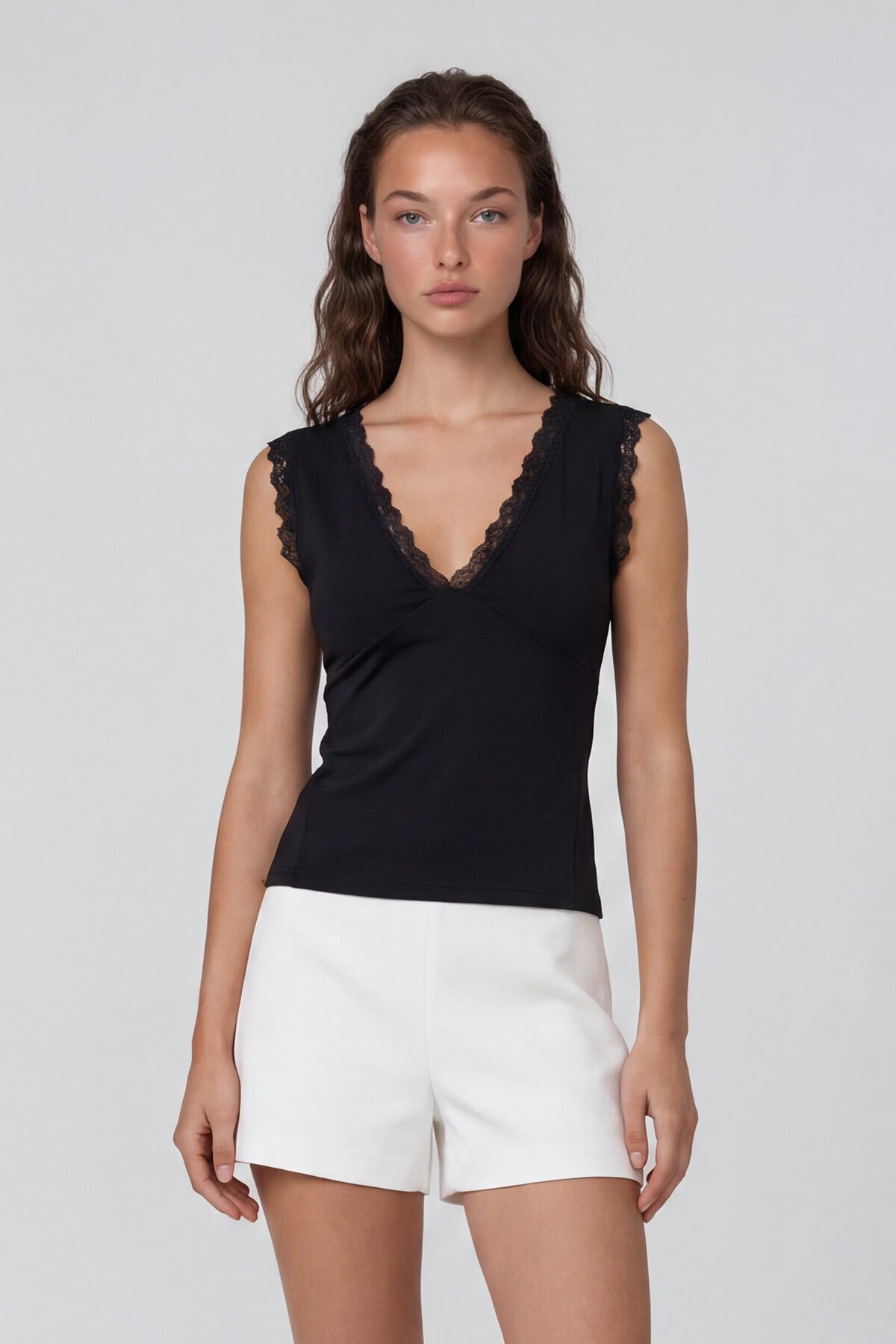 Derin V Yaka Dantel Detaylı Sandy Bluz