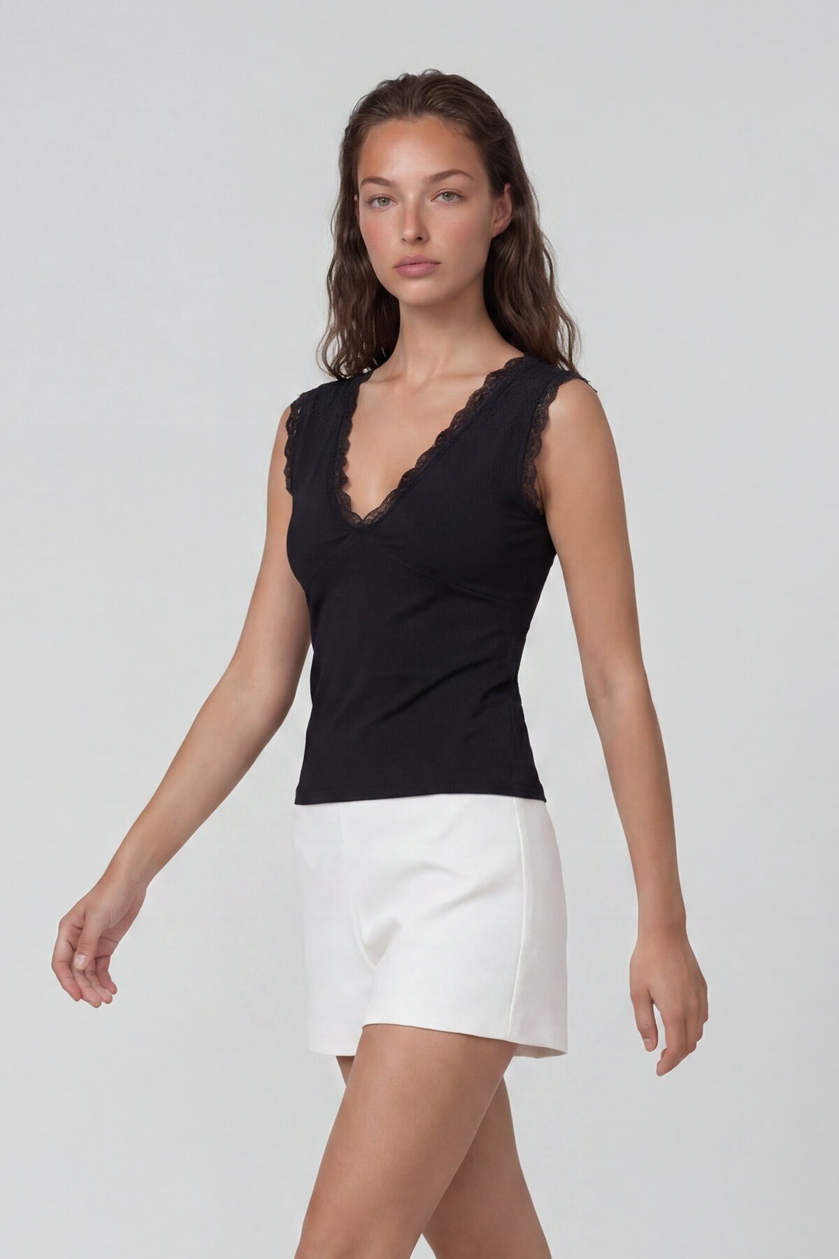 Derin V Yaka Dantel Detaylı Sandy Bluz