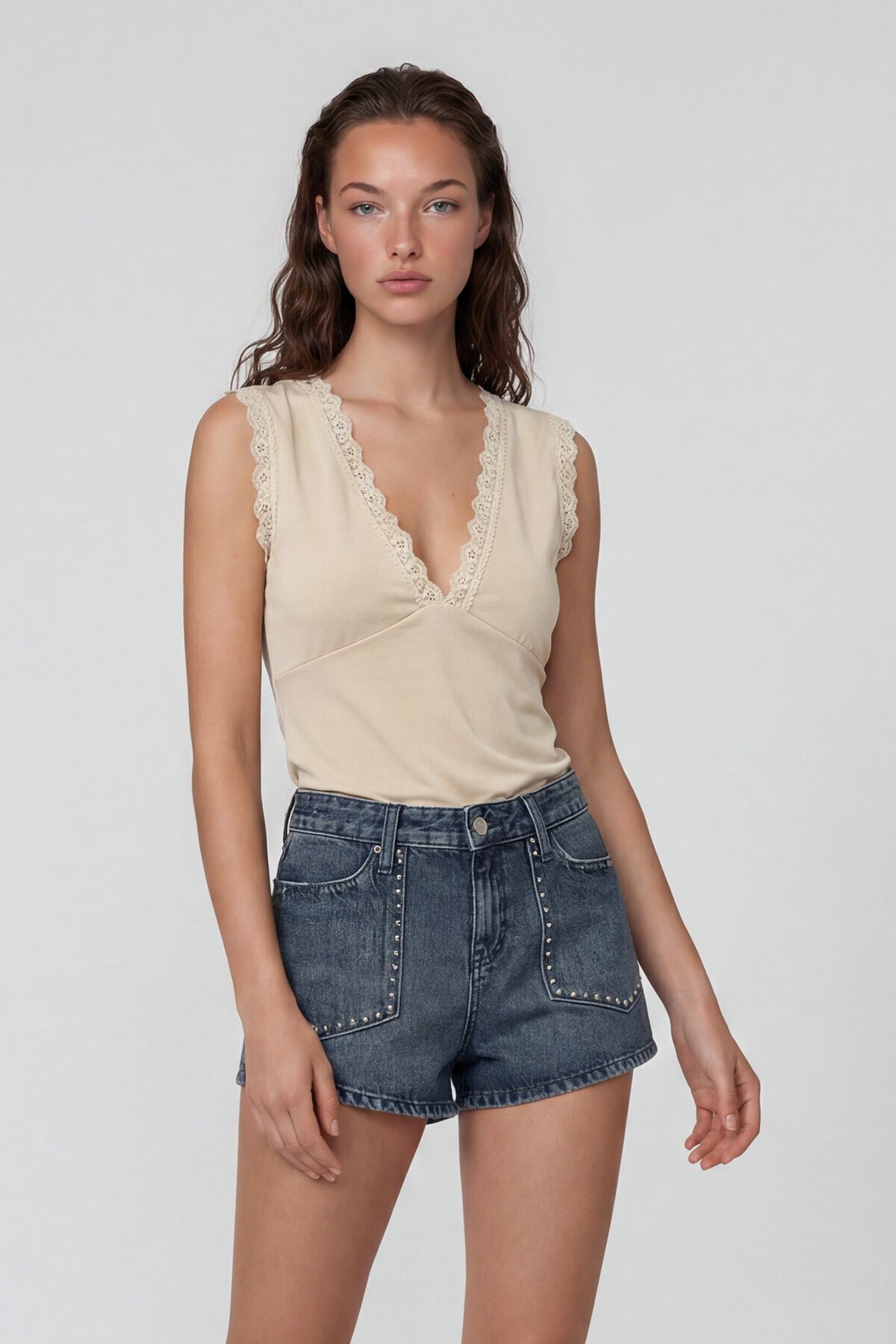 Derin V Yaka Dantel Detaylı Sandy Bluz