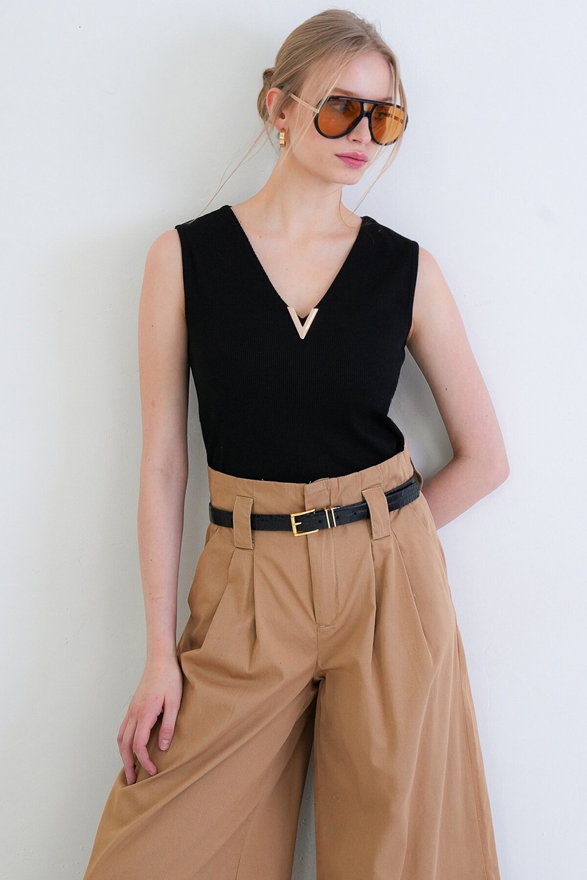 Derin V Yaka Metal Aksesuarlı Kolsuz Ottoban Bluz